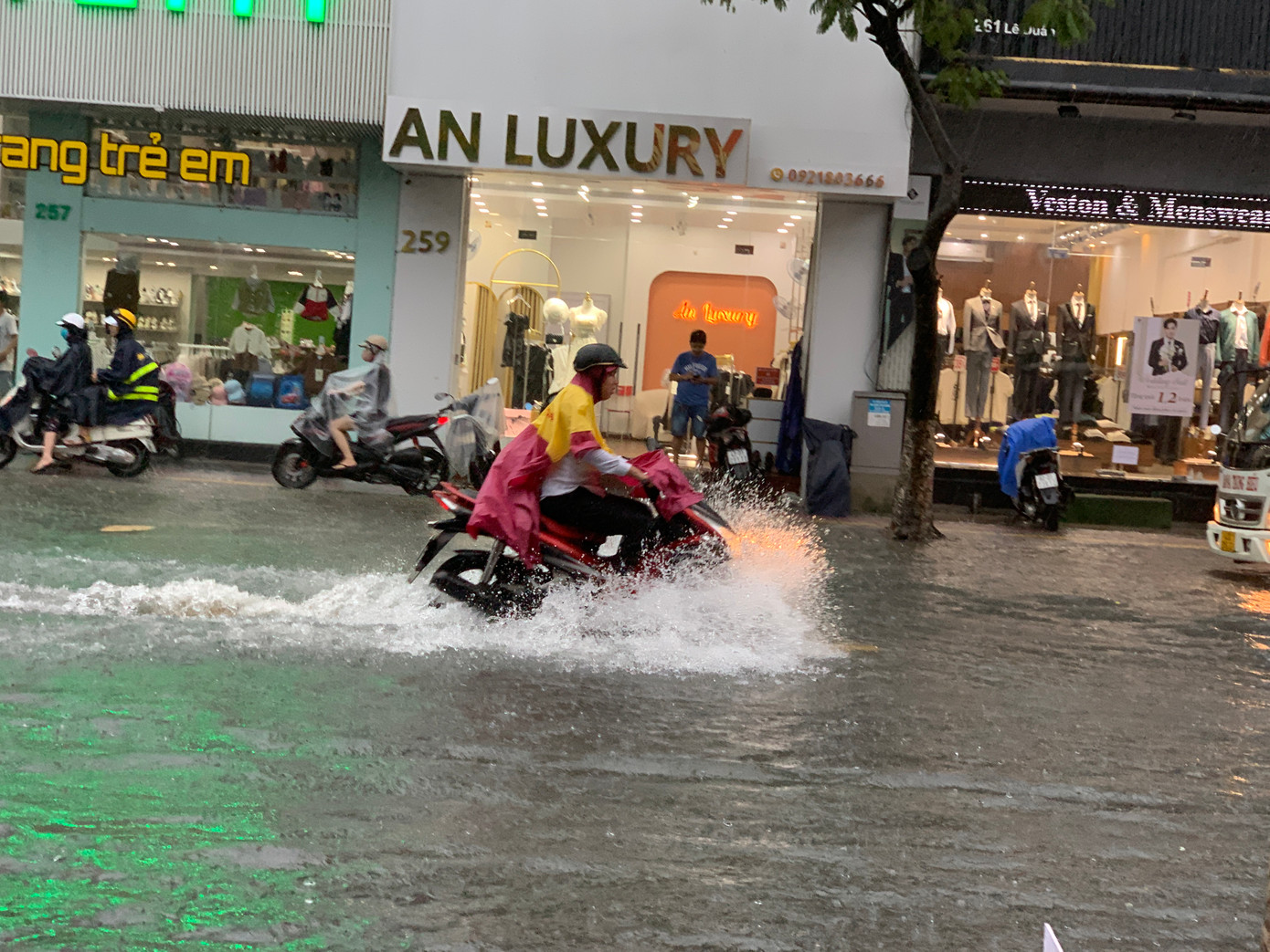 Tại đoạn đường Chi Lăng, Lê Duẫn nước ngập sâu hơn nữa bánh xe, nhiều người phải dắt bộ vượt qua các đoạn ngập. Tại đoạn đường Chi Lăng, Lê Duẫn nước ngập sâu hơn nữa bánh xe, nhiều người phải dắt bộ vượt qua các đoạn ngập.