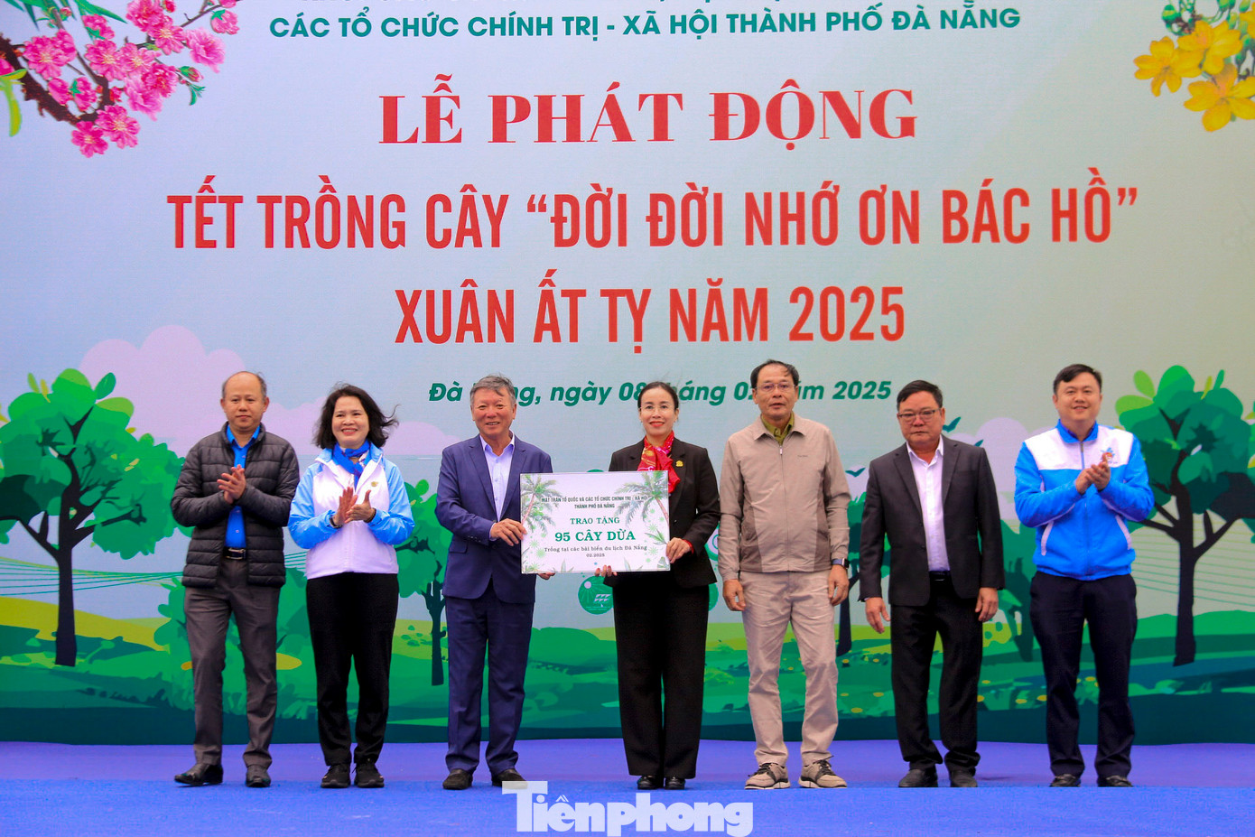 Tại chương trình, Khối các cơ quan Đảng, Mặt trận Tổ quốc và các tổ chức chính trị - xã hội thành phố Đà Nẵng trao 175 cây dừa cho UBND thành phố với mục đích tạo không gian, cảnh quan xanh góp phần cải thiện mỹ quan đô thị, phát triển dịch vụ du lịch biển.