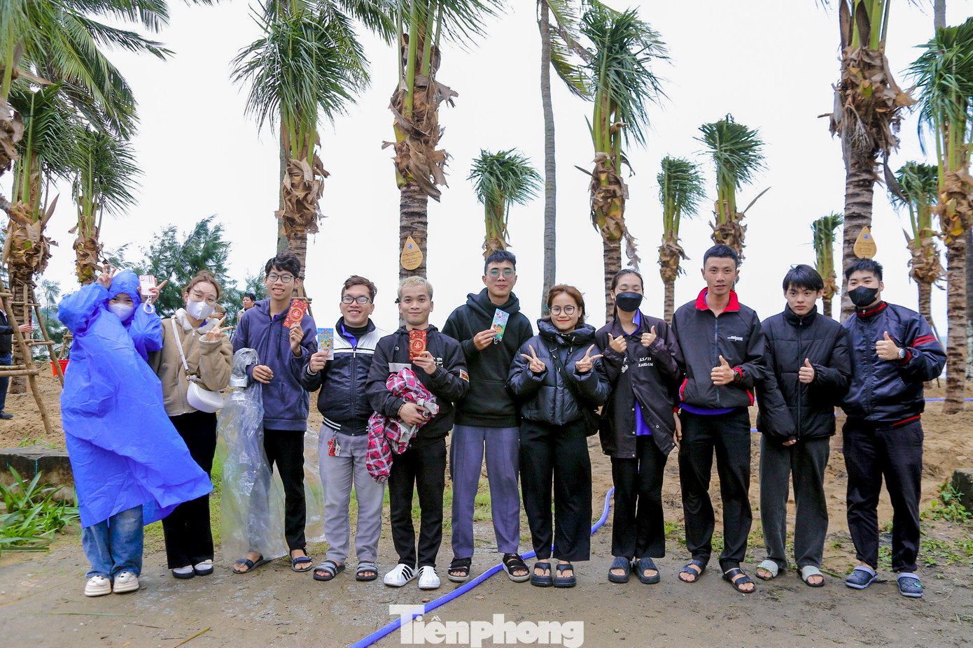 Bạn Phạm Lê Phương Vy (trú phường An Hải Nam) cho biết: Phong trào trồng cây nhiều năm qua tại Đà Nẵng đã trở thành nét đẹp văn hóa truyền thống, tăng cường không gian xanh, nâng cao chất lượng môi trường sống. "Nhóm em rất vui khi được tham gia trồng cây vào mỗi dịp sau Tết. Hy vọng sẽ có nhiều chương trình ý nghĩa như thế này nữa để chúng em có thể góp một phần sức nhỏ vào việc bảo vệ môi trường", Phương Vy bày tỏ.