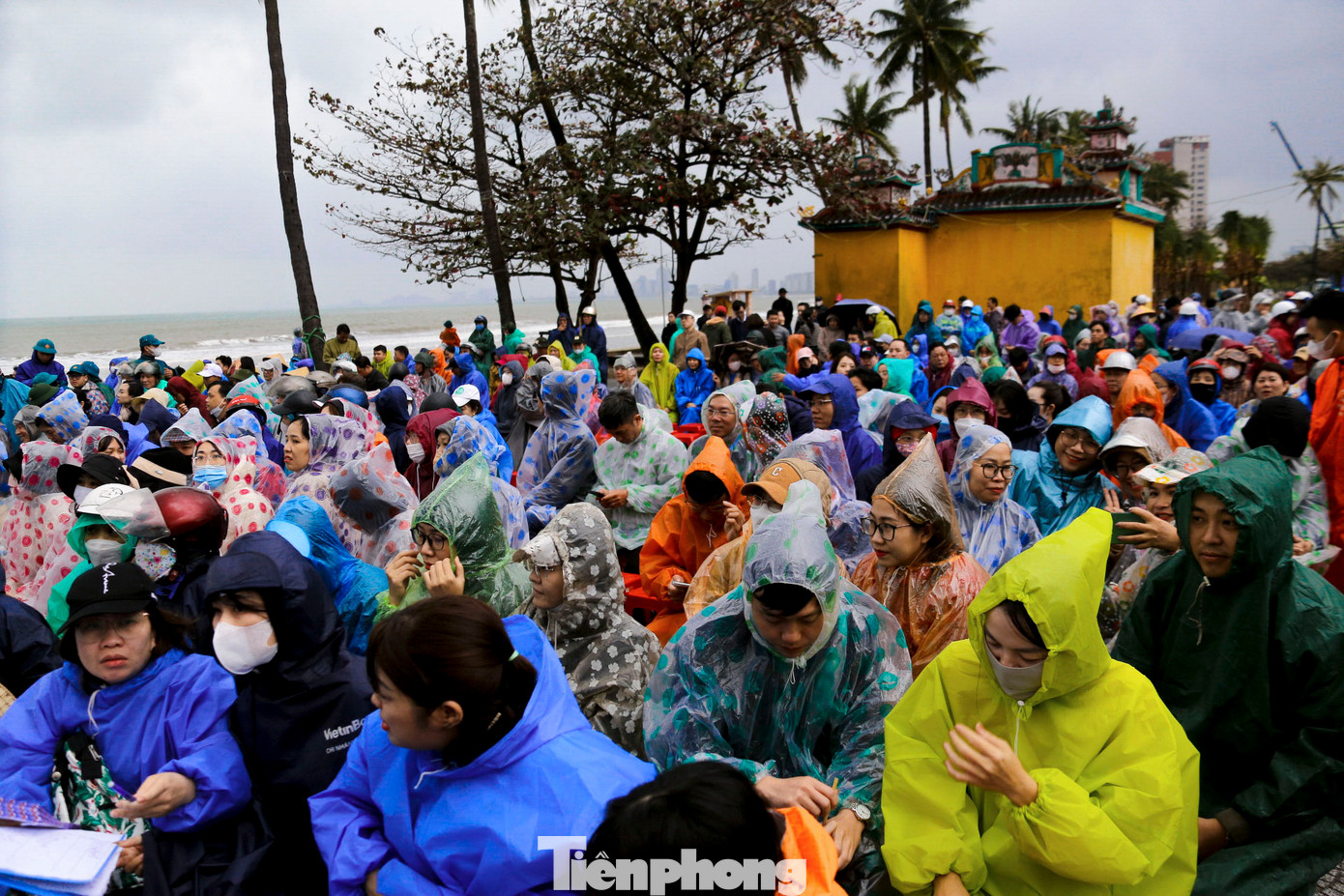 Hàng trăm người đội mưa tham gia lễ trồng cây.