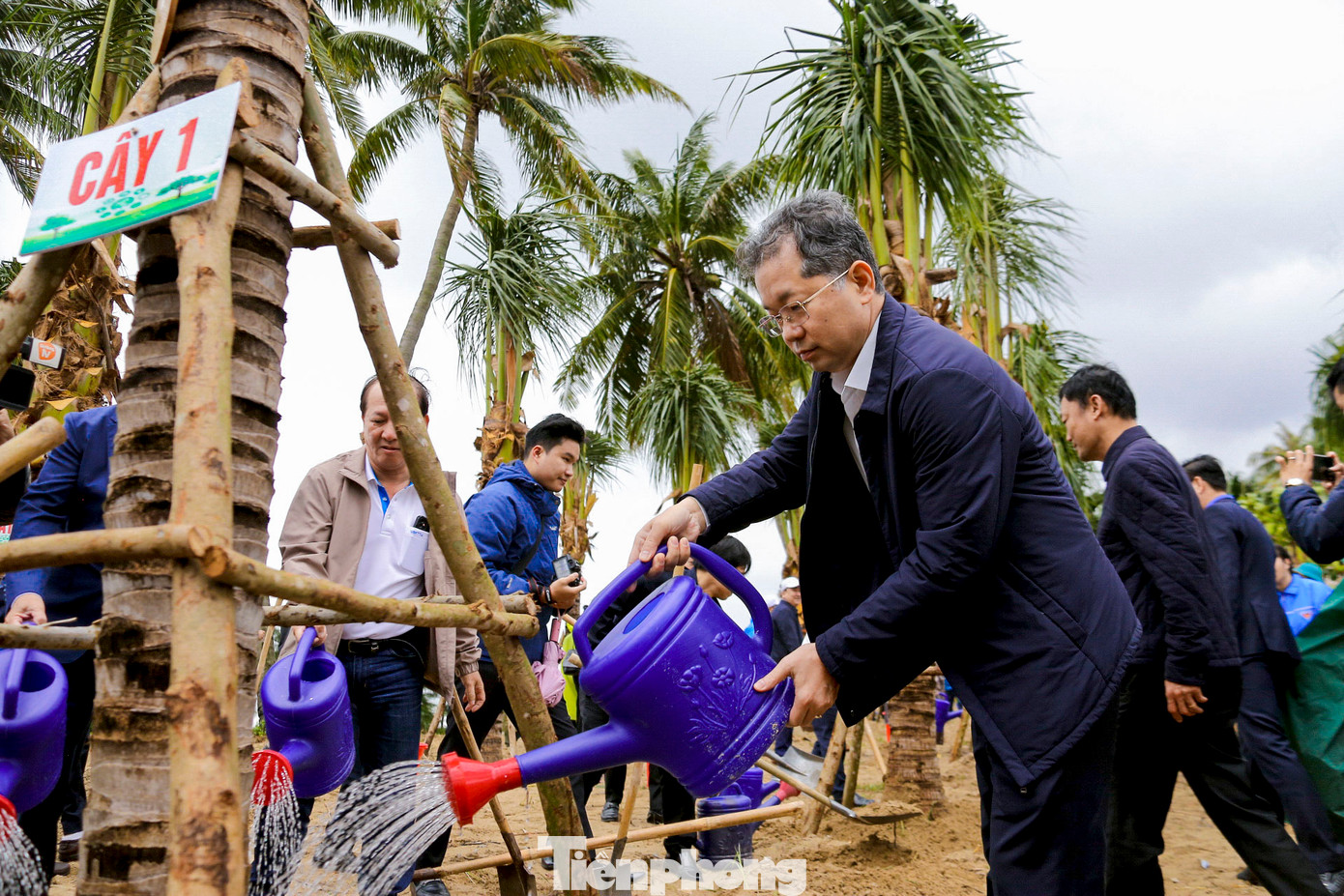 Ngay sau lễ phát động, Bí thư Thành ủy Đà Nẵng Nguyễn Văn Quảng cùng lãnh đạo thành phố, cán bộ, đảng viên, đoàn viên, hội viên, công chức, người lao động của các đơn vị tham gia trồng 175 cây dừa đoạn bờ biển đường Hoàng Sa (quận Sơn Trà, TP. Đà Nẵng).