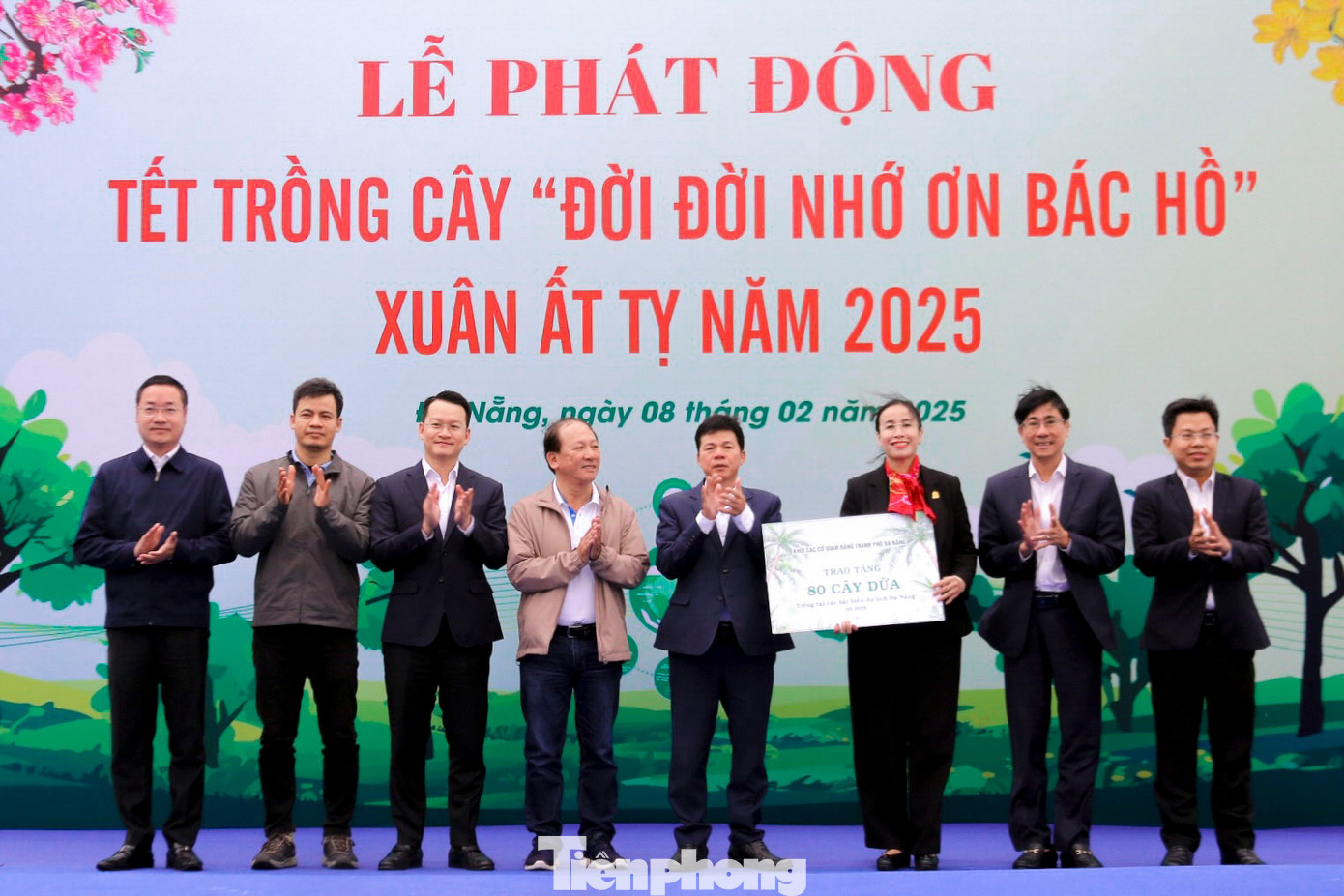 Tại chương trình, Khối các cơ quan Đảng, Mặt trận Tổ quốc và các tổ chức chính trị - xã hội thành phố Đà Nẵng trao 175 cây dừa cho UBND thành phố với mục đích tạo không gian, cảnh quan xanh góp phần cải thiện mỹ quan đô thị, phát triển dịch vụ du lịch biển.