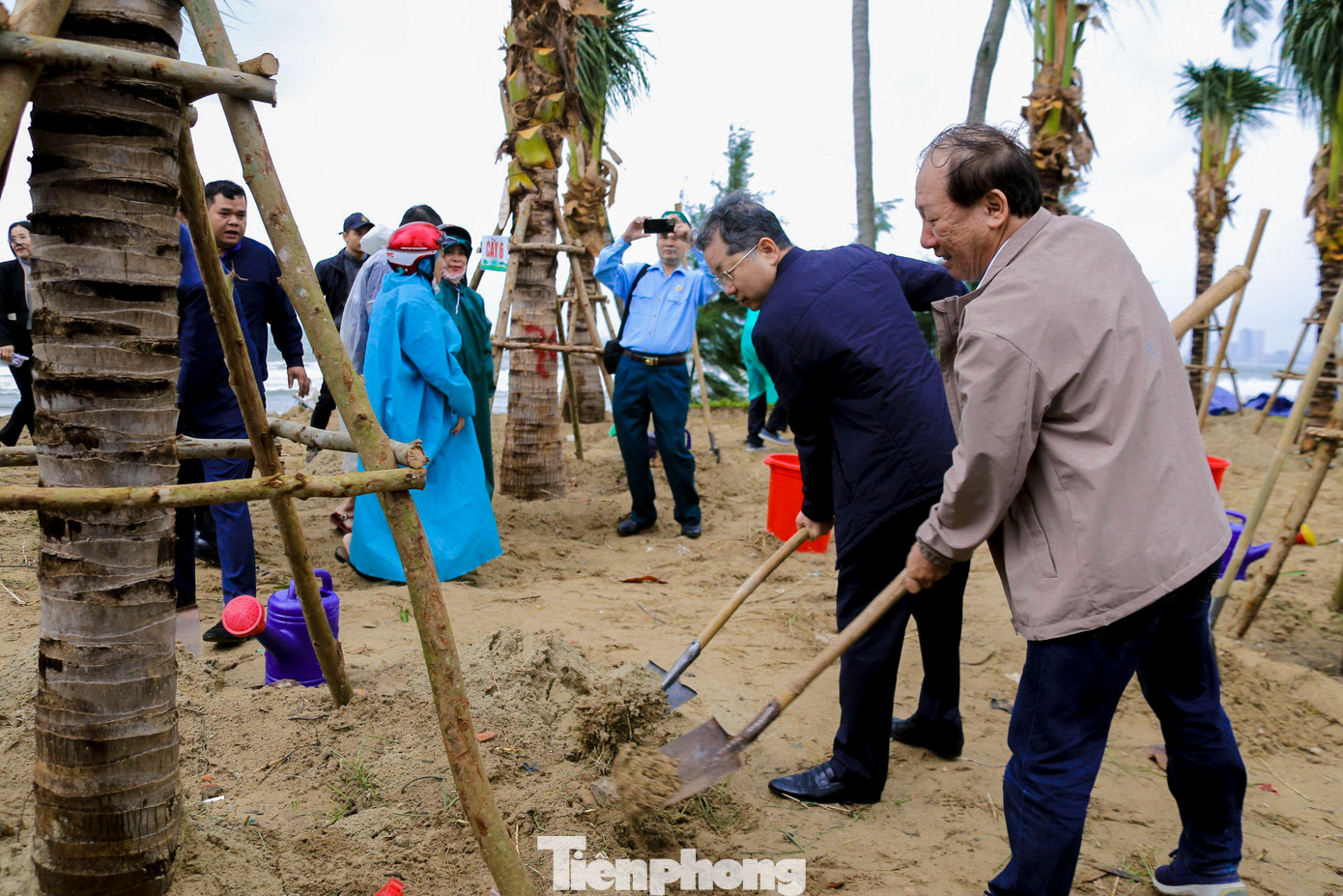 Lãnh đạo thành phố tại lễ phát động Tết trồng cây xuân Ất Tỵ 2025.