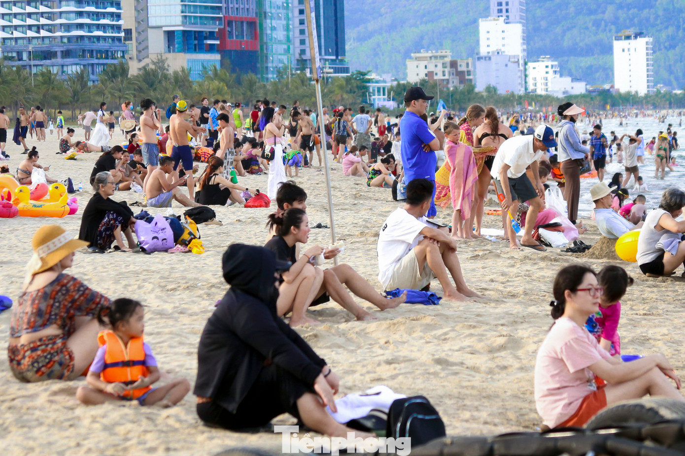 Ghi nhận của Tiền Phong, từ khoảng 15h trở đi, các bãi tắm như Mỹ Khê, Phạm Văn Đồng, Mân Thái... bắt đầu đông kín người. Ảnh: Duy Quốc.