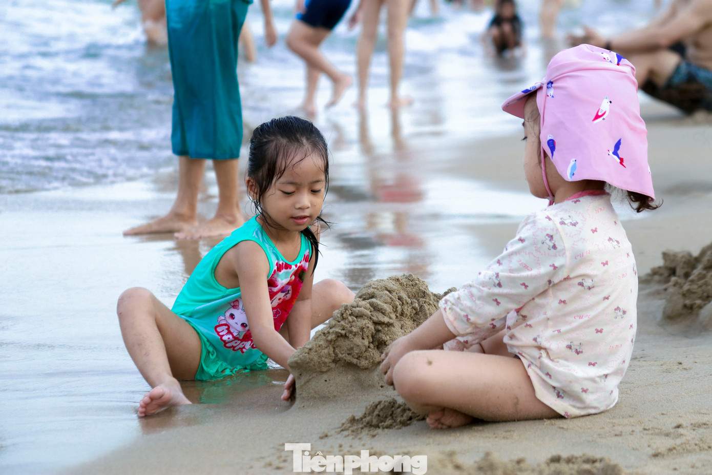 Nhiều gia đình đưa con cái đến từ rất sớm để tắm mát, vui chơi trên các bãi biển để tránh nóng.
