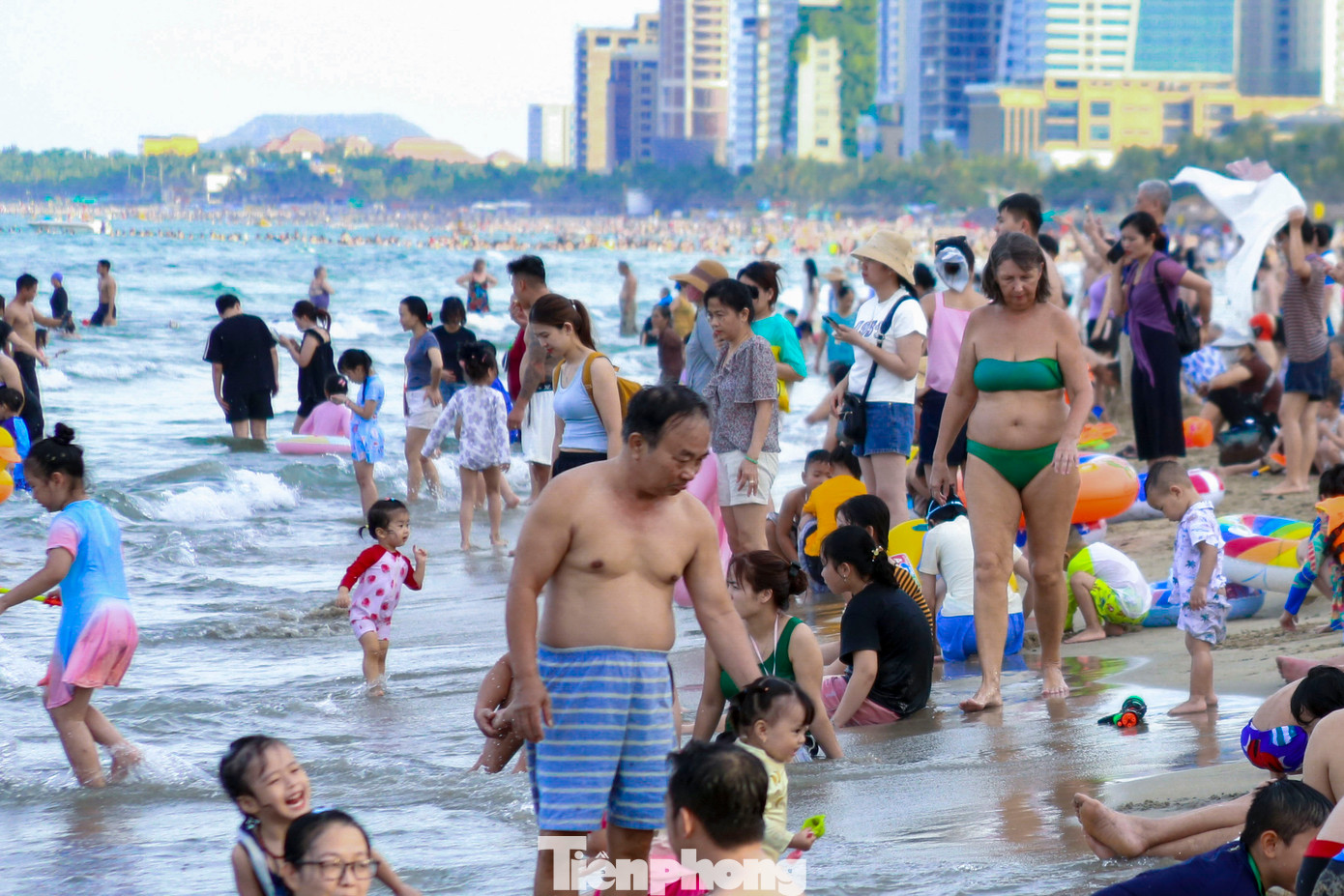 Ghi nhận của Tiền Phong, từ khoảng 15h trở đi, các bãi tắm như Mỹ Khê, Phạm Văn Đồng, Mân Thái... bắt đầu đông kín người. Ảnh: Duy Quốc.