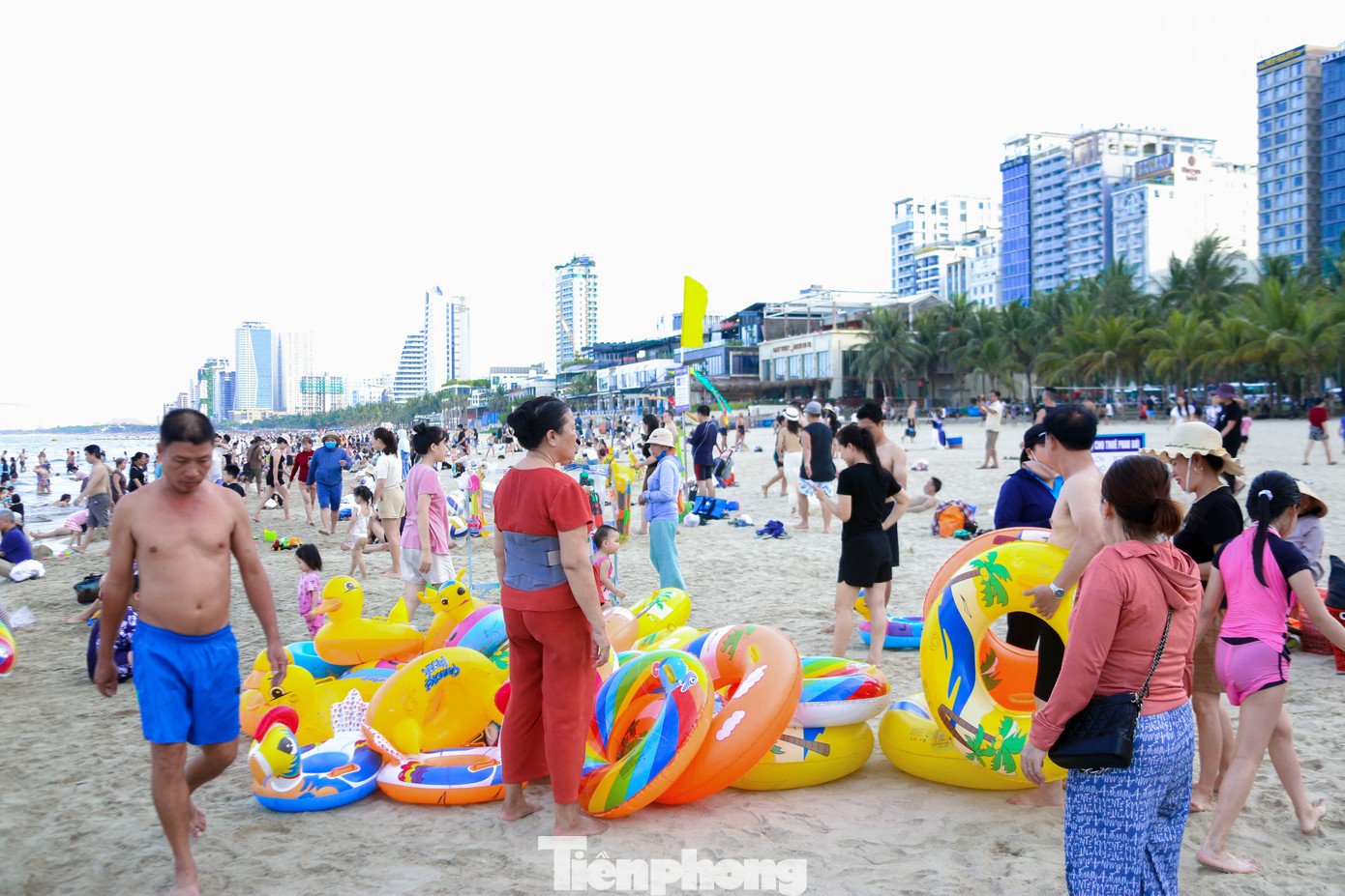 Các quán cà phê ven biển thu hút lượng lớn khách, dịch vụ cho thuê phao bơi cũng trở nên nhộn nhịp, sôi động.