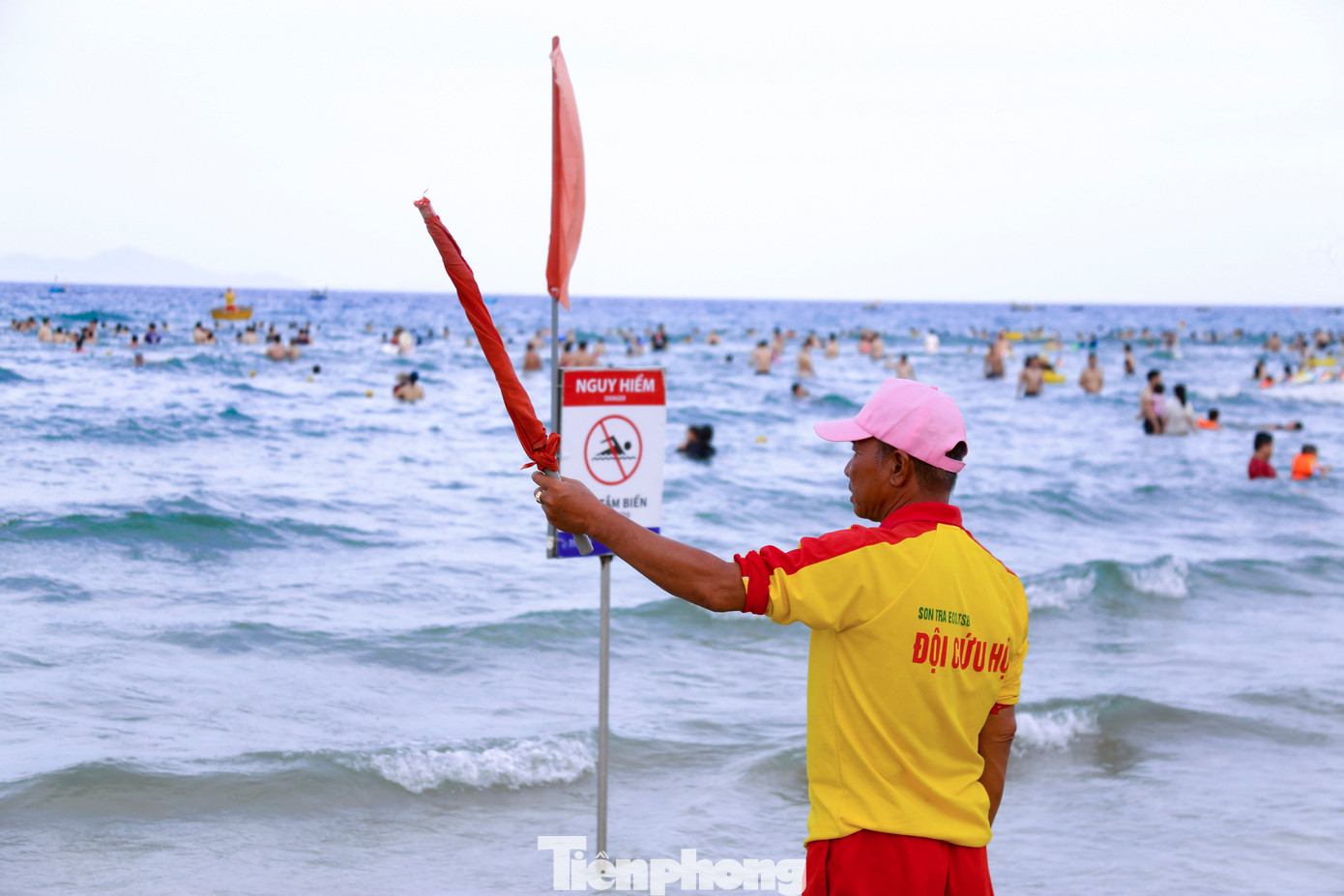 Lực lượng cứu hộ, an ninh túc trực liên tục tại các điểm tắm biển để đảm bảo an toàn cho người dân và du khách.