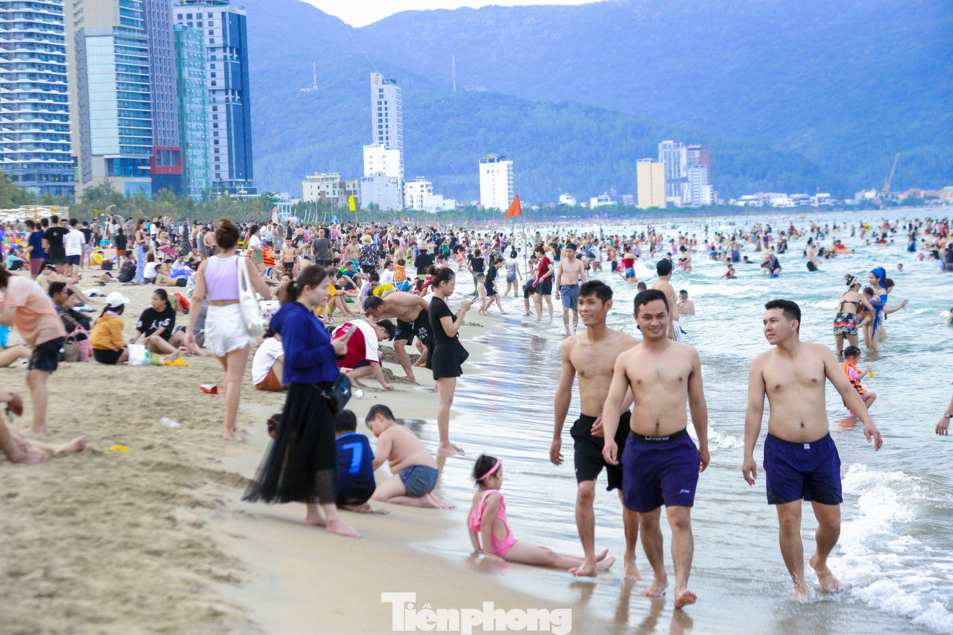 Thời tiết nắng nóng gay gắt kéo dài khiến hàng nghìn người dân và du khách đổ về các bãi biển dọc tuyến đường Hoàng Sa, Võ Nguyên Giáp để tắm biển, giải nhiệt. Ảnh: Duy Quốc.