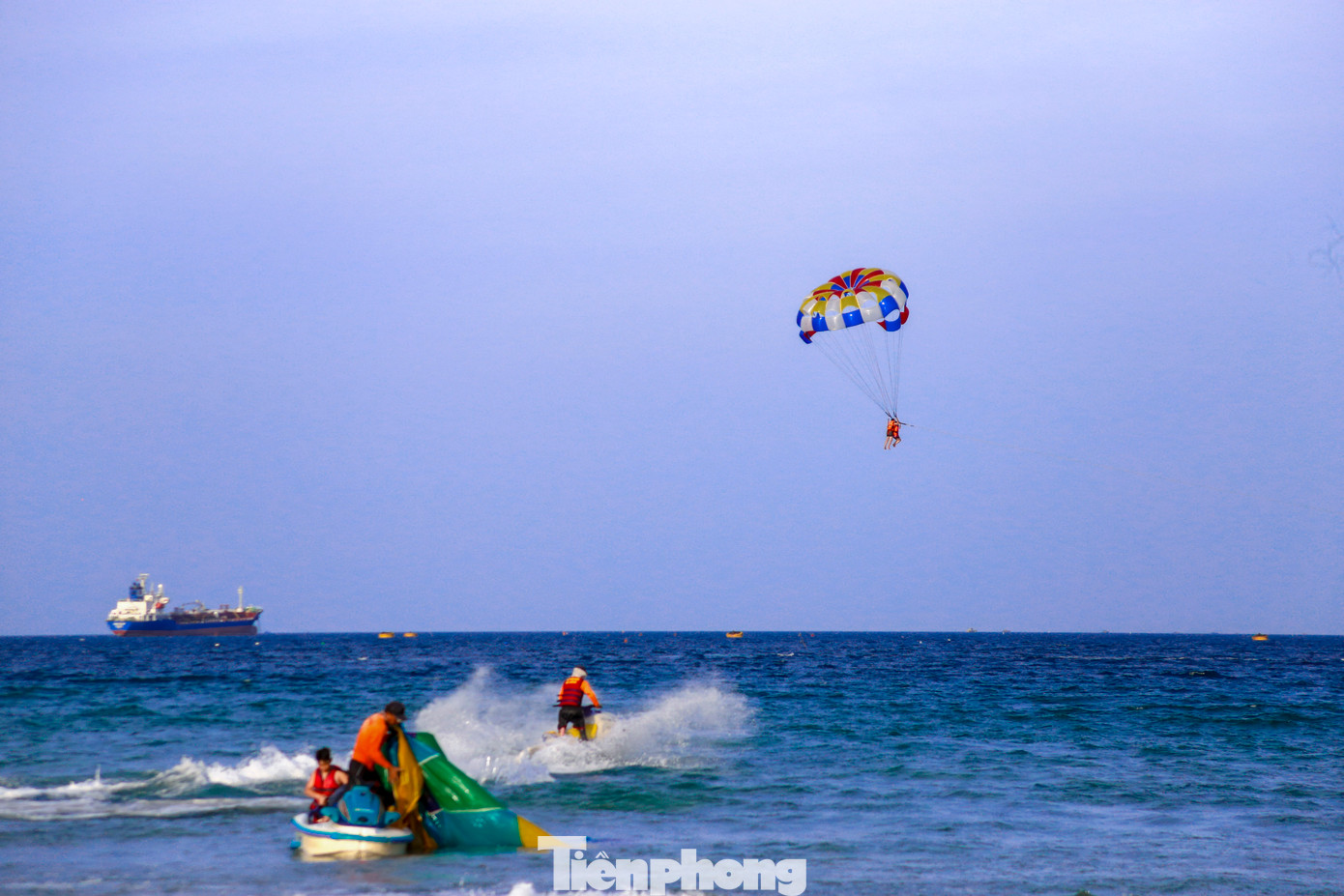 Ngoài các dịch vụ cho thuê đồ tắm biển, du khách còn thích thú tham gia các trò chơi thể thao dưới nước như mô tô nước, kéo dù bay, lướt ván…