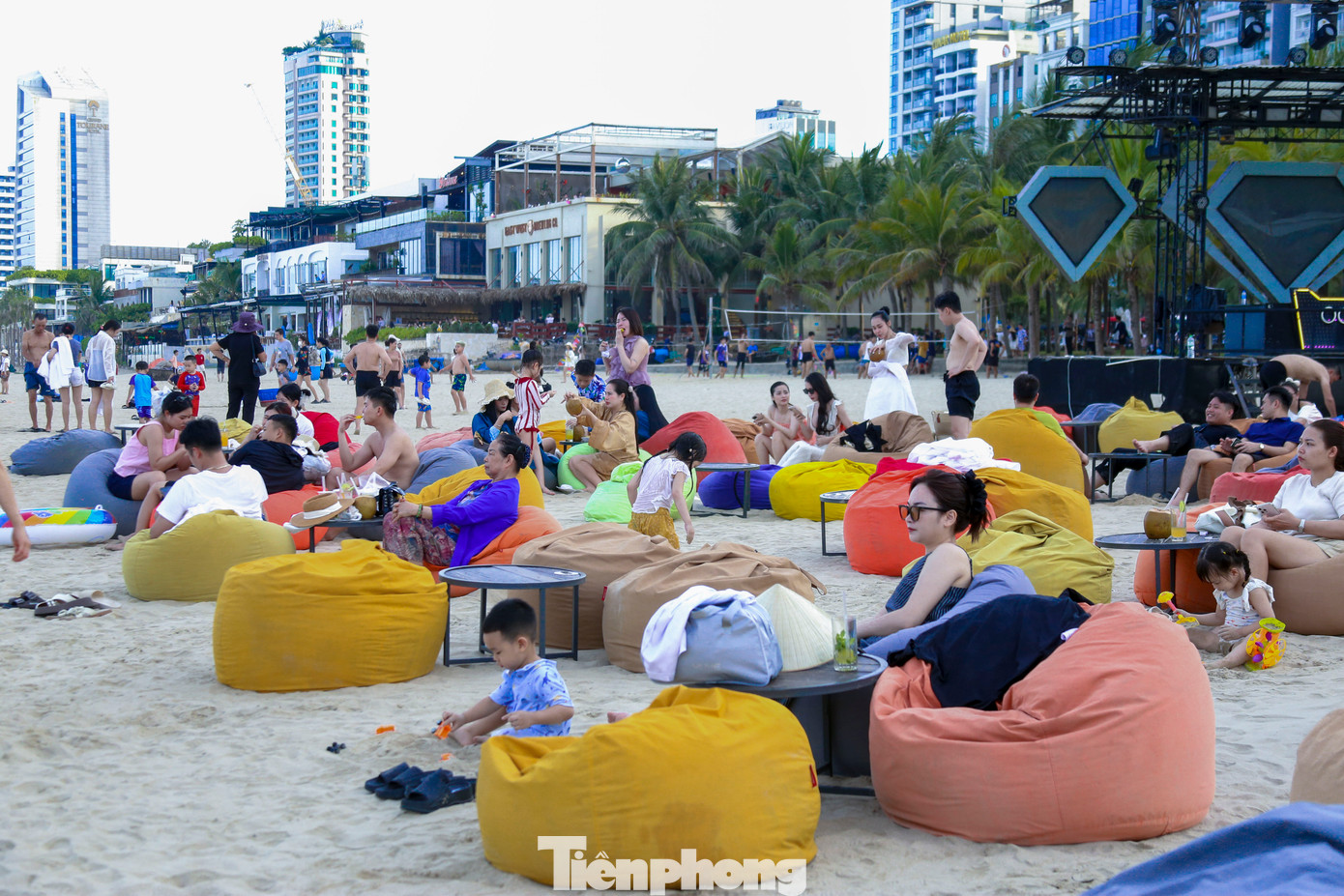 Các quán cà phê ven biển thu hút lượng lớn khách, dịch vụ cho thuê phao bơi cũng trở nên nhộn nhịp, sôi động.