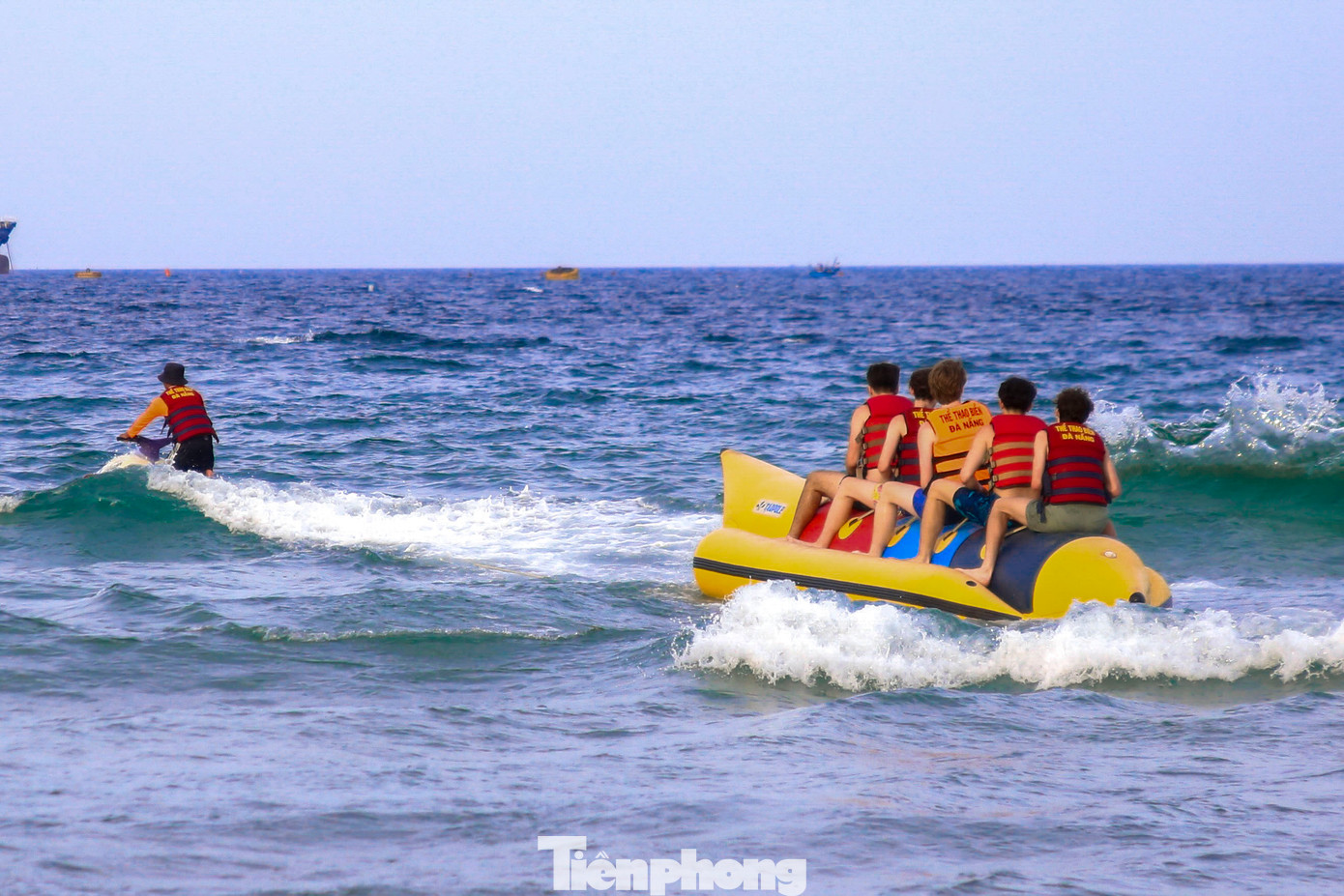 Ngoài các dịch vụ cho thuê đồ tắm biển, du khách còn thích thú tham gia các trò chơi thể thao dưới nước như mô tô nước, kéo dù bay, lướt ván…