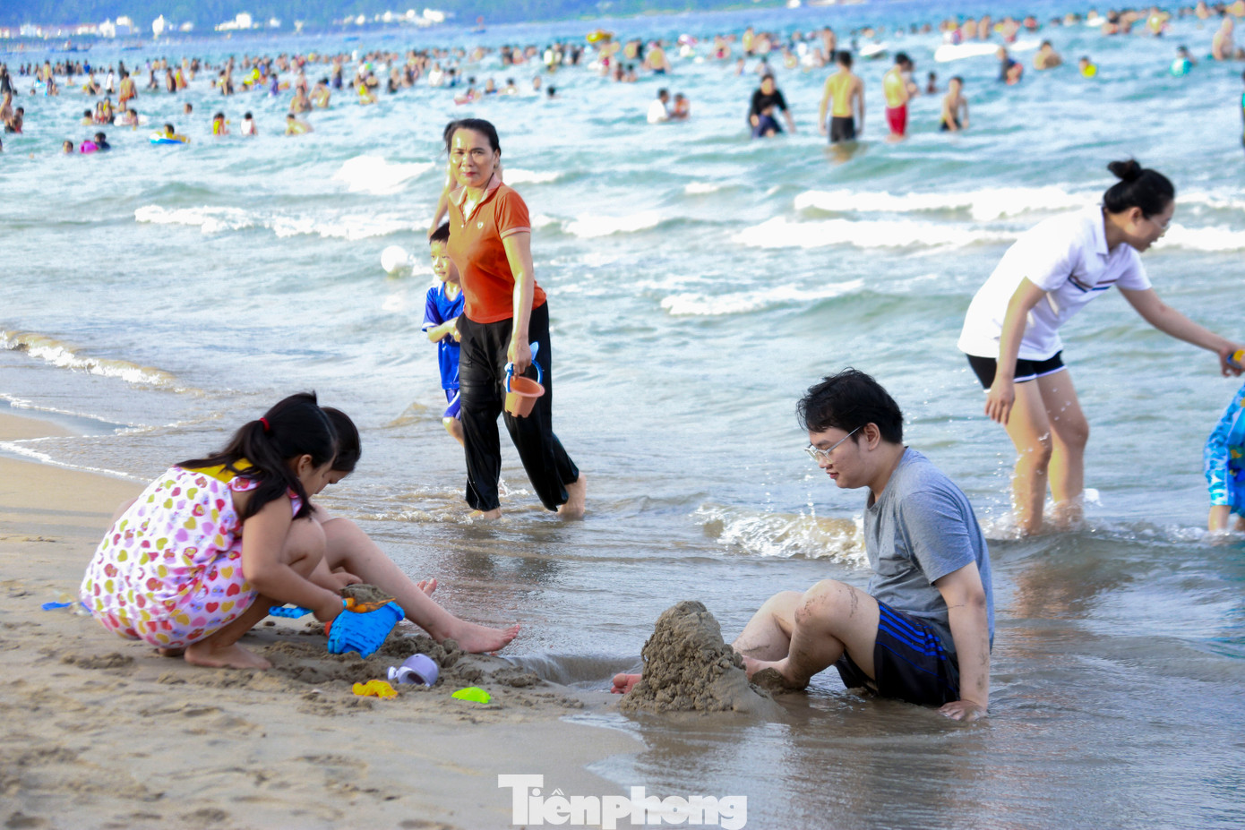 Anh Nguyễn Văn Tình (trú quận Hải Châu) cho biết: “Thời tiết quá nóng, ban ngày không dám cho các cháu ra ngoài nên tranh thủ chiều mát đưa cả nhà ra biển vui chơi, giải nhiệt. Vừa vận động, vừa thư giãn, lại tránh được cái nóng của mùa hè.”