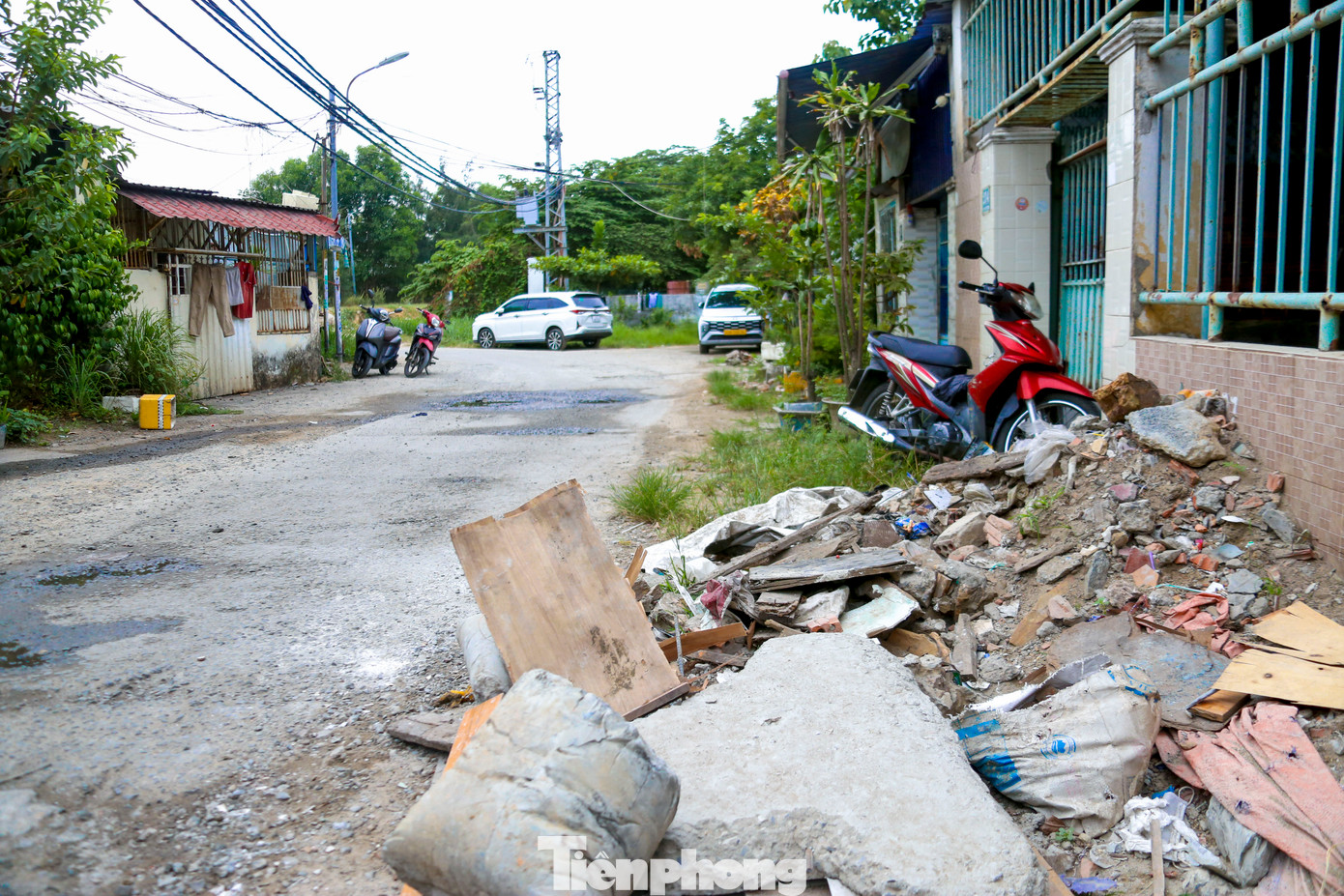 "Chúng tôi không chỉ mong hết ngập lụt, mà còn muốn hạ tầng khu vực được nâng cấp đồng bộ, sạch đẹp, tạo điều kiện thuận lợi cho sinh hoạt hằng ngày", bà Ca nói.