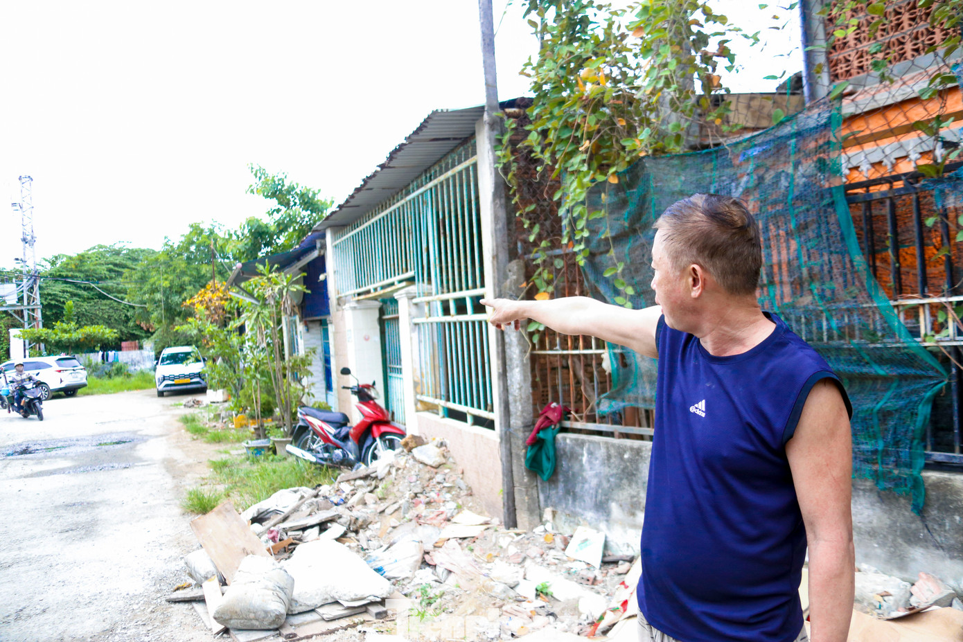 Theo ông Huy, không chỉ gia đình ông mà nhiều hộ xung quanh cũng phải sống trong tình trạng thấp thỏm lo âu mỗi khi trời mưa. Việc đầu tư hạ tầng lần này khiến người dân rất phấn khởi, bởi họ tin rằng sẽ chấm dứt được cảnh ngập úng kéo dài dai dẳng nhiều năm qua.