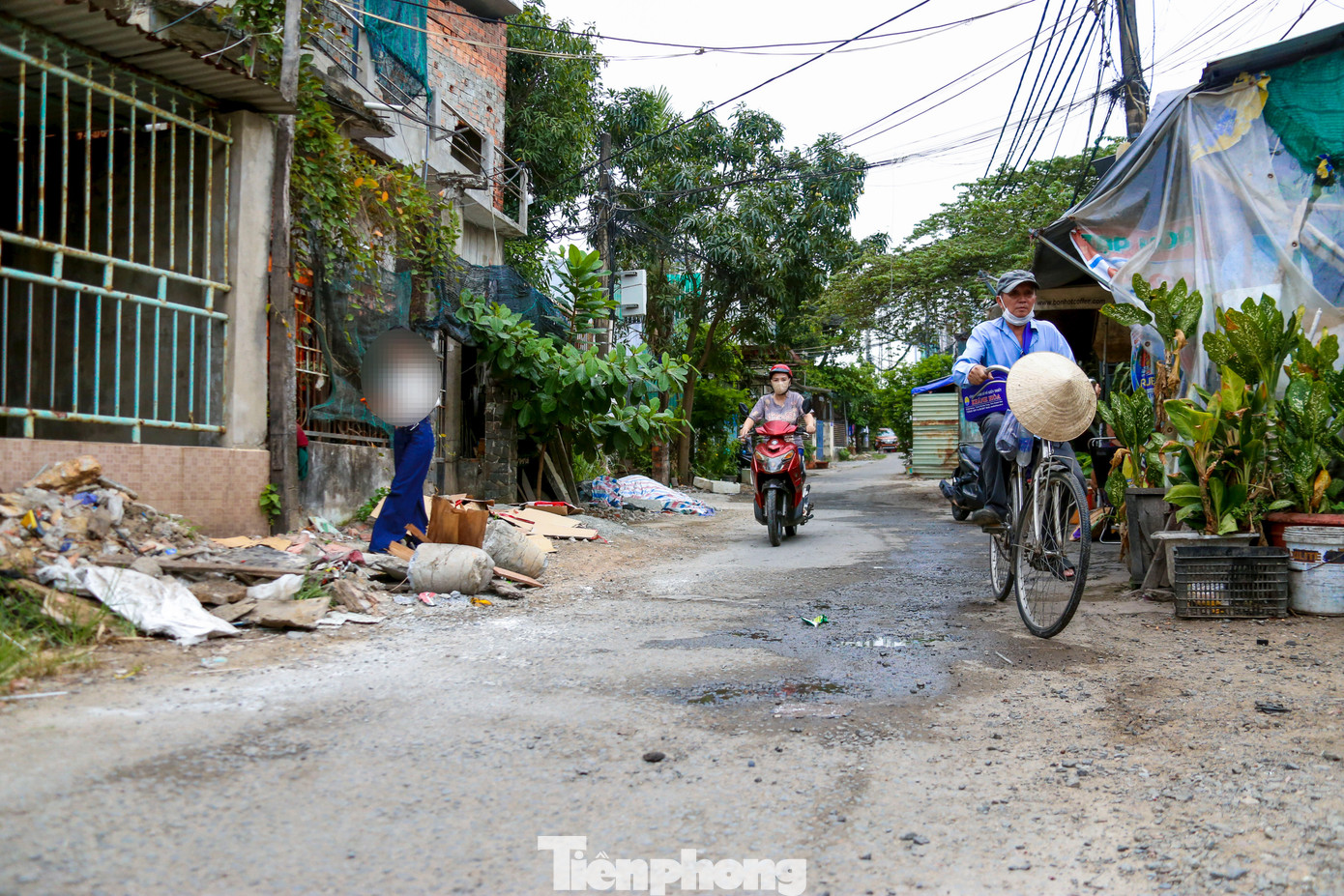Tình trạng ngập úng kéo dài cũng ảnh hưởng tiêu cực đến bộ mặt đô thị và quá trình phát triển kinh tế, xã hội của địa phương. Vì vậy, dự án cải tạo hạ tầng khu vực Khe Cạn không chỉ được xem là giải pháp cấp thiết về kỹ thuật mà còn là mong mỏi từ lâu của hàng trăm hộ dân sinh sống tại đây.