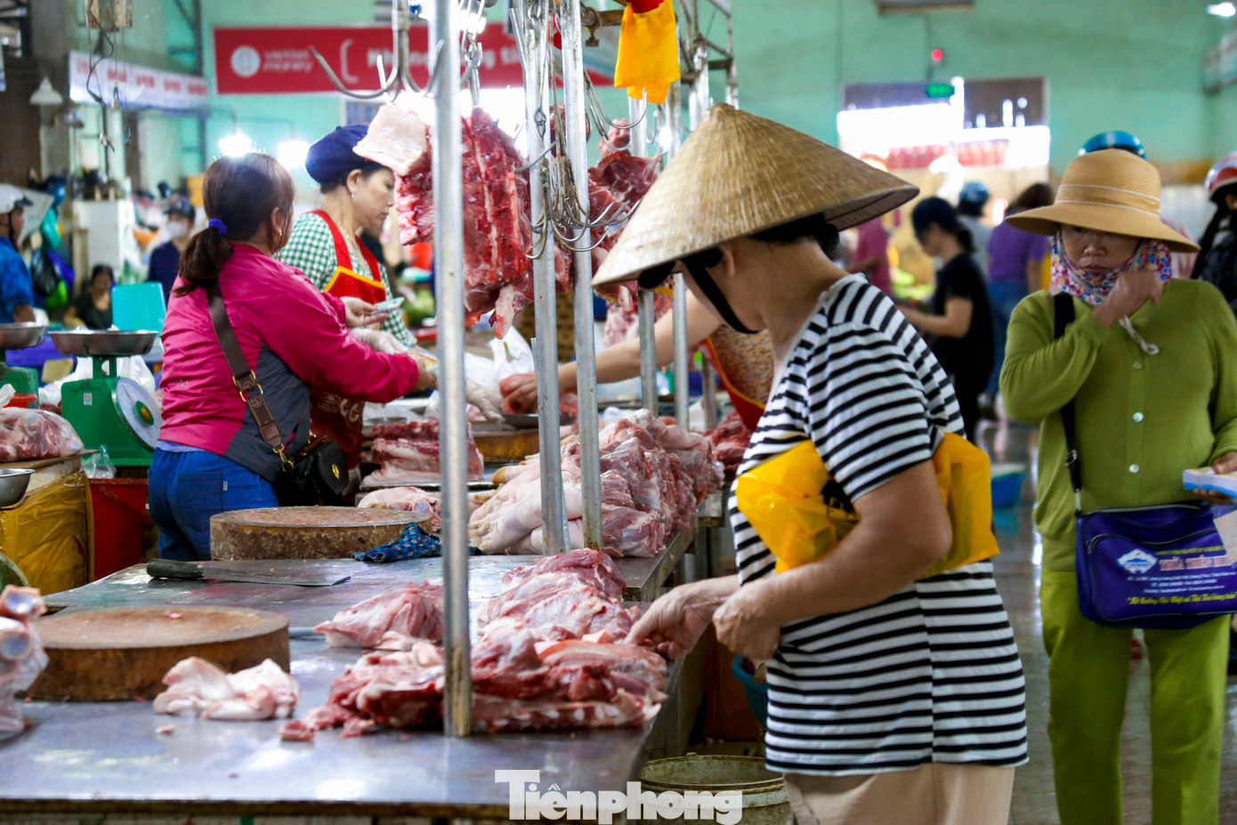 Tại chợ Đống Đa, hàng thịt lợn lác đác khách lui tới. Các tiểu thương cho hay từ ra Tết đến nay ngày nào cũng mỏi mắt chờ khách.