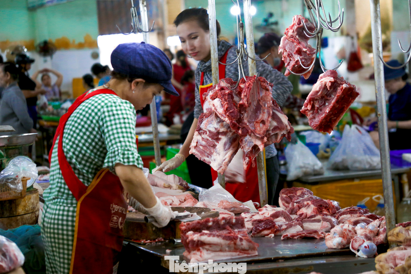 Ngồi từ sáng đến trưa mà bàn thịt gần như còn nguyên, chị Mỹ Nhung thở dài vì giá thịt quá “chát” nên mỗi ngày chỉ kiếm được vài chục ngàn. “Tôi bán lẻ, lấy thịt từ lò mổ về chứ không móc hàm nguyên con, thành thử giá rất cao. Như ba chỉ lấy vào đã 130.000 đồng/kg, phải bán lời vài chục ngàn mỗi kg mới đủ chi phí, công sức nhưng bán cao là khách quay đầu. Tất cả các loại thịt tôi chỉ bán lời 5.000 - 10.000 đồng vẫn ế. Trước mỗi ngày tôi bán lẻ hơn 50kg, nay chỉ khoảng 20kg”, chị ngao ngán.