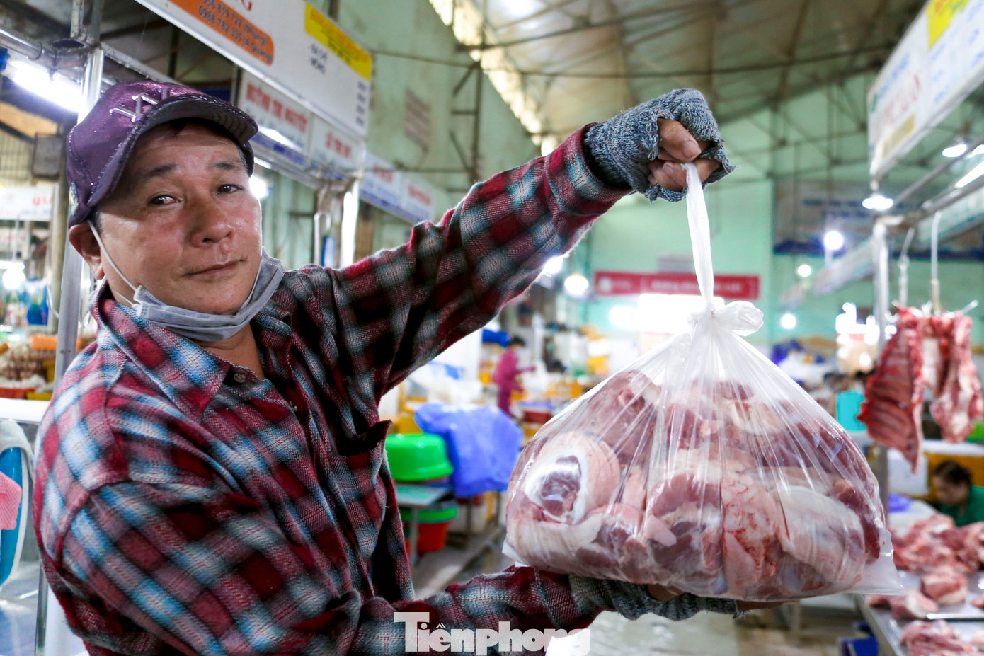 Thịt heo được tiểu thương bỏ sỉ cho các mối quen, nhà hàng, quán xá.