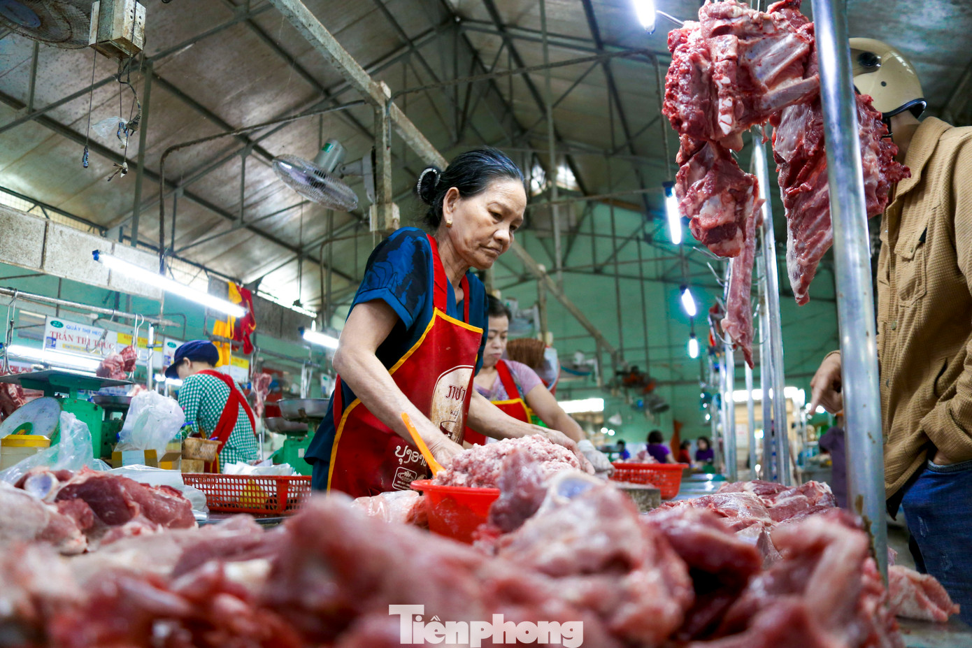 Bà Lê Thị Xuân (tiểu thương chợ Đống Đa) chia sẻ: "Bán thịt lợn đã nhiều năm nhưng chưa năm nào buôn bán khó khăn như bây giờ". Theo bà, nguyên nhân chính là vì giá thịt cao khiến người mua e ngại.