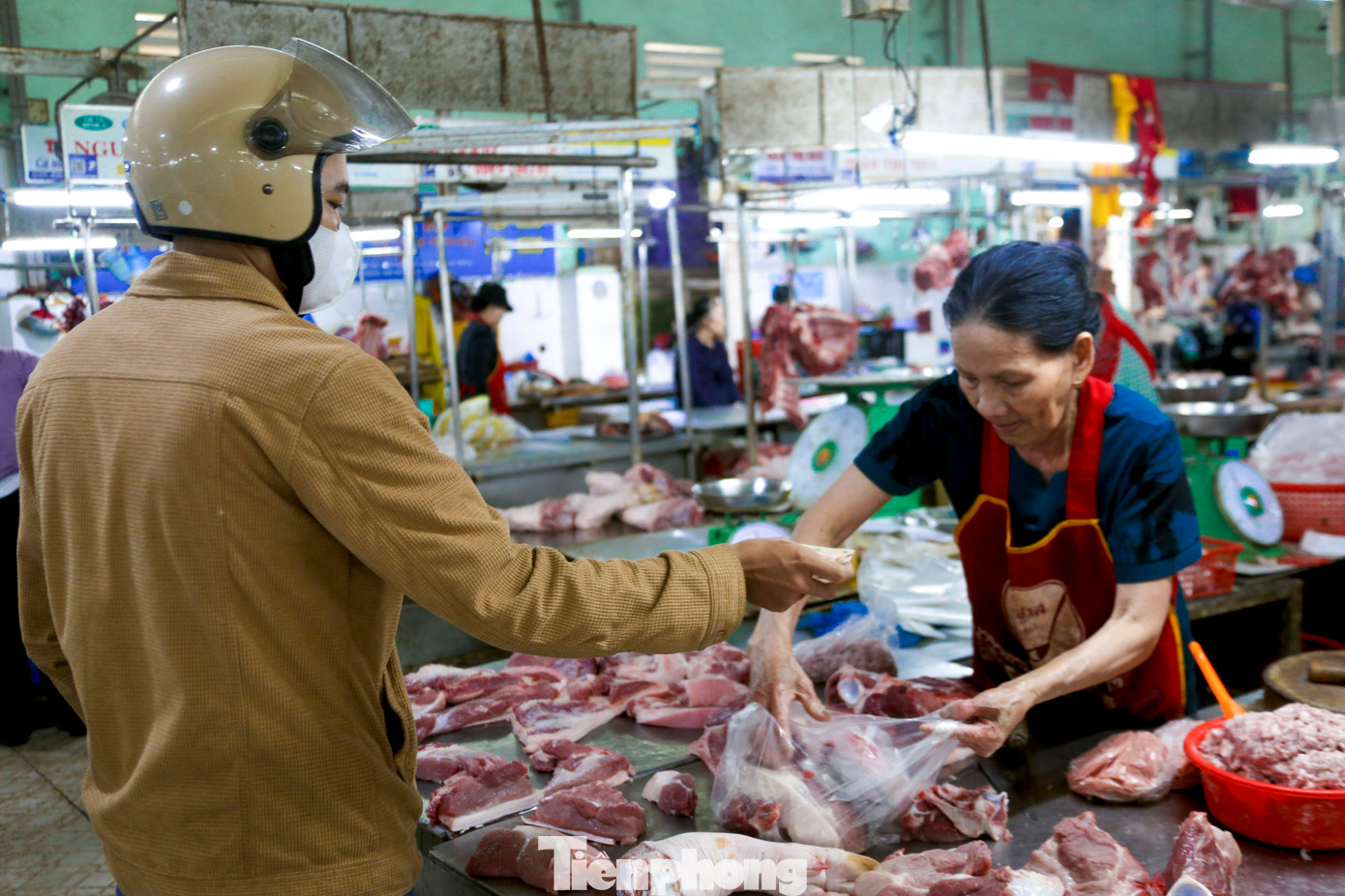 Các quầy thịt lợn lác đác, vắng bóng khách mua.