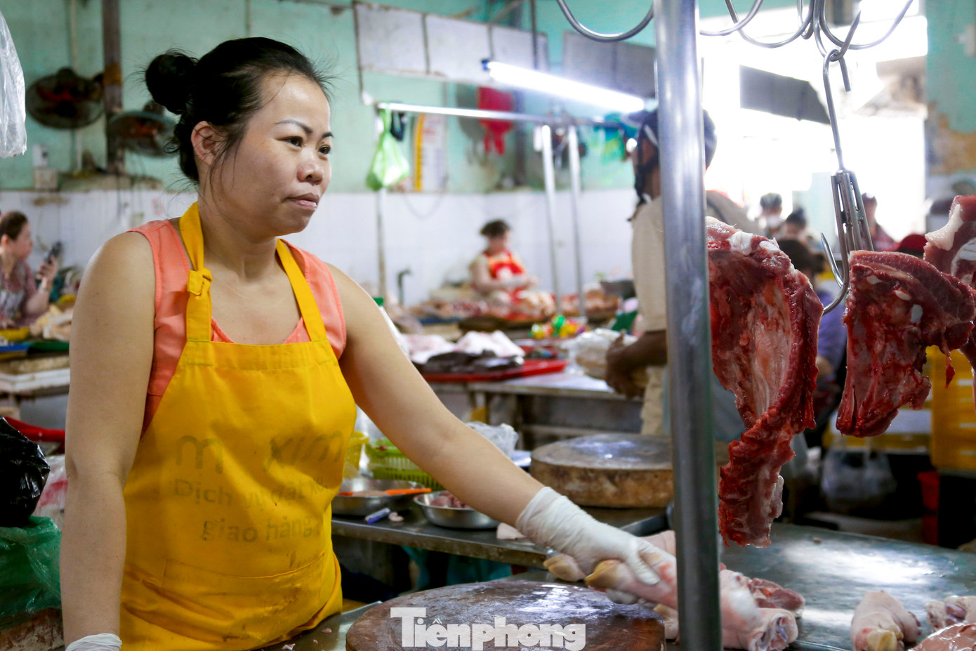 Tại chợ Hòa Cầm, Cẩm Lệ… giá loại thịt heo cũng “chát”. Ba chỉ, sườn 140.000 - 150.000 đồng/kg, giò 100.000 đồng/kg. Các tiểu thương đều chung tình cảnh ế ẩm.