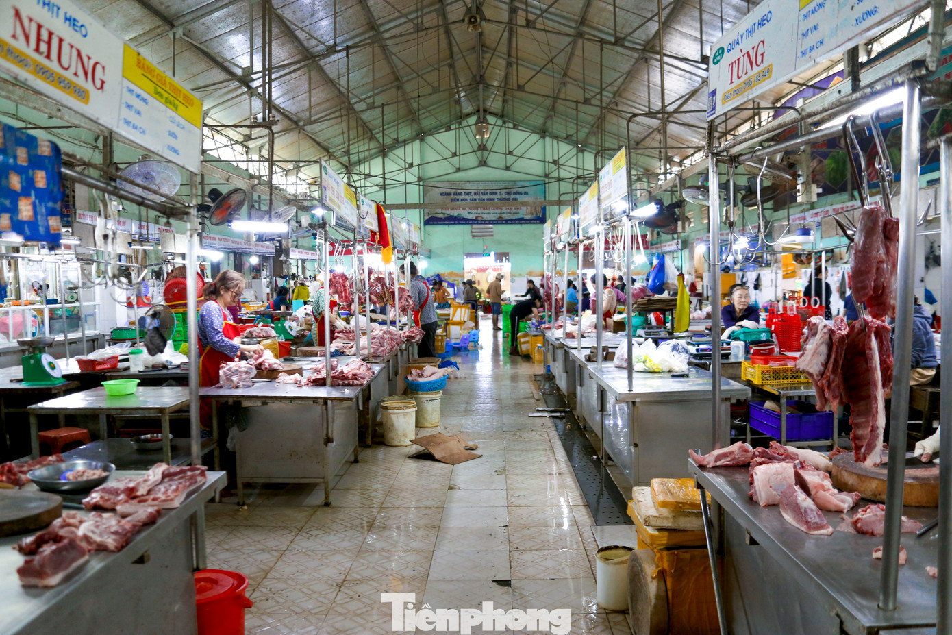 Ghi nhận tại các chợ Đống Đa, Hoà Khánh, Cẩm Lệ, chợ Cồn... các tiểu thương đều than trời vì thịt lợn ế ẩm.