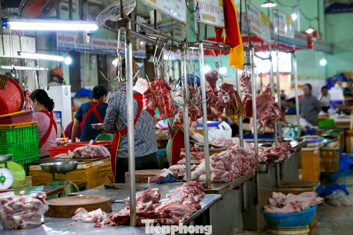 Các quầy thịt lợn lác đác, vắng bóng khách mua.