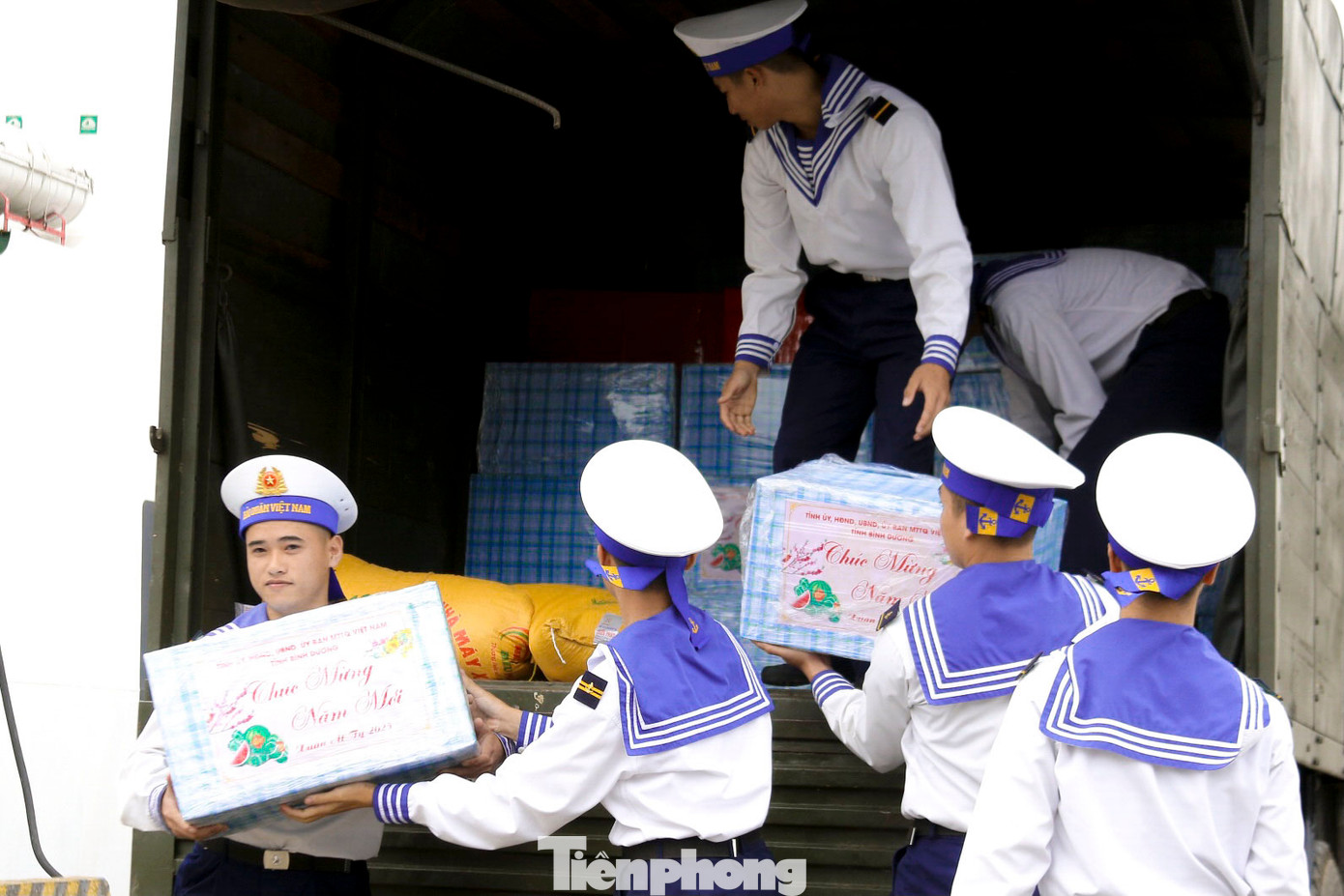 Đoàn công tác cũng sẽ tặng 30 phao cá nhân, 30 phao tròn, 1.000 m dây buộc tàu, 200 lá cờ Tổ quốc và phát trên 200 tờ rơi tuyên truyền cho người dân hai huyện đảo.