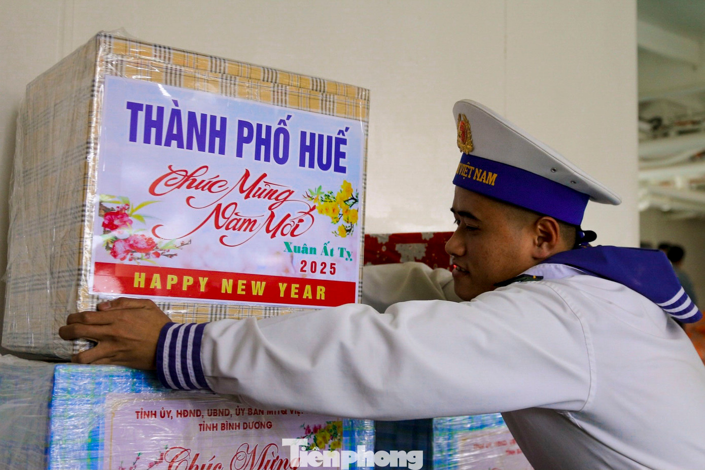 Nhiều phần quà được Vùng 3 Hải quân chuẩn bị chu đáo để mang ra đảo thăm và chúc Tết cán bộ chiến sĩ, chính quyền, nhân dân và các đơn vị lực lượng vũ trang trên đảo Cồn Cỏ, Lý Sơn.