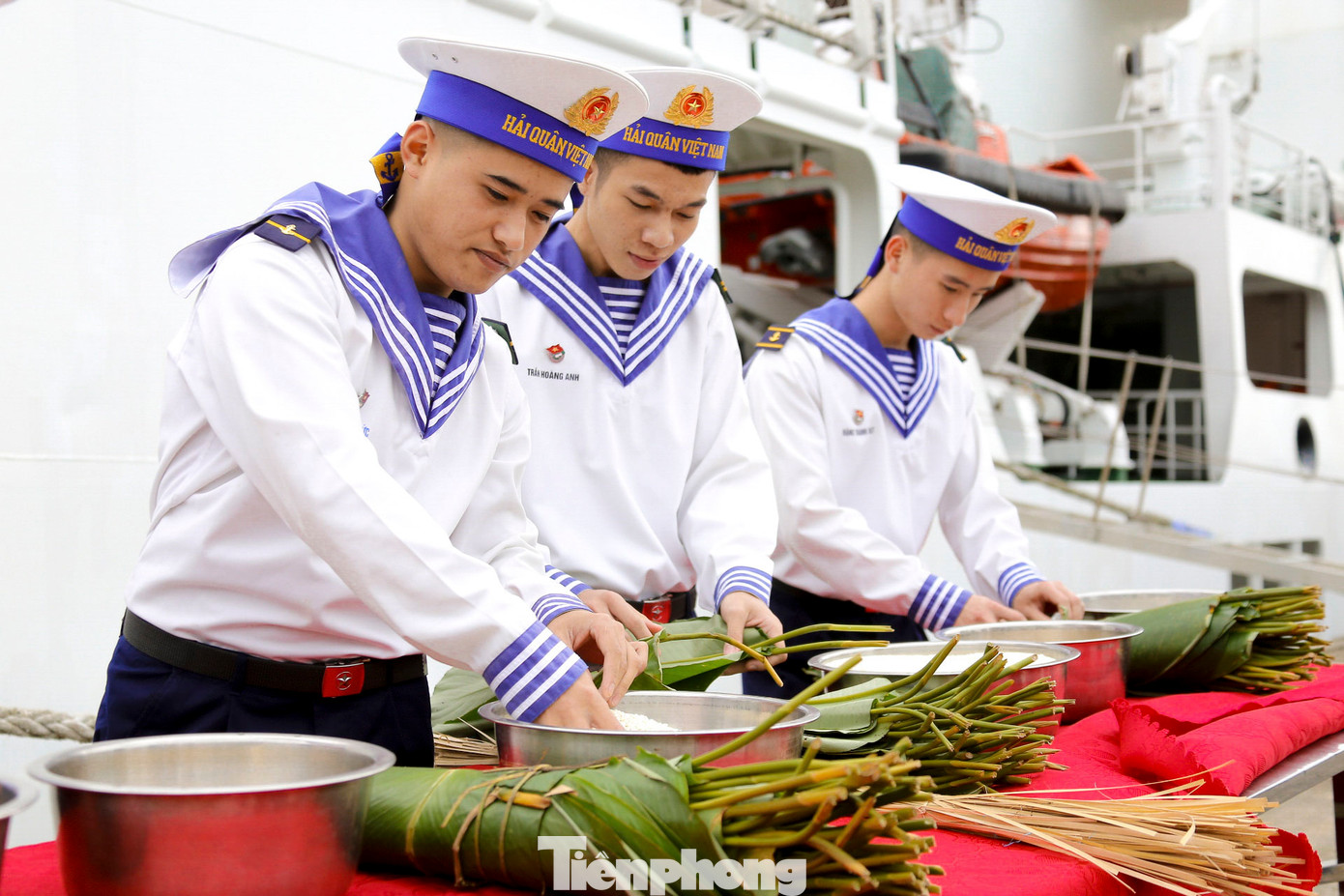 Những chiếc bánh chưng xanh được chính tay các chiến sĩ Vùng 3 Hải quân gói gửi tặng cán bộ, chiến sĩ và nhân dân hai huyện đảo.