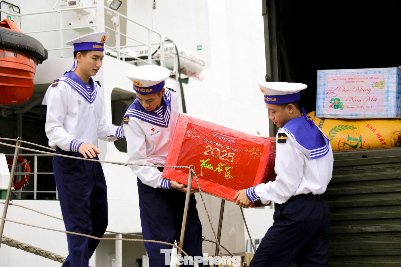 Các chiến sĩ vận chuyển quà Tết lên tàu.