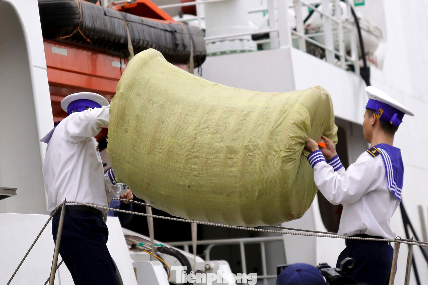 “Chuyến đi này tiếp tục khẳng định mối quan hệ đoàn kết, gắn bó keo sơn giữa cấp ủy, chính quyền và nhân dân các địa phương, các cơ quan, tổ chức, doanh nghiệp và cá nhân trong và ngoài quân đội với Bộ đội Hải quân, quân dân trên huyện đảo Cồn Cỏ, Lý Sơn”, Đại tá Thành cho biết.