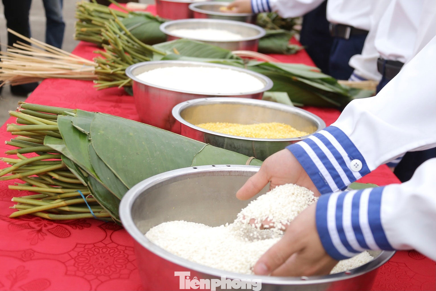 Những chiếc bánh chưng xanh được chính tay các chiến sĩ Vùng 3 Hải quân gói gửi tặng cán bộ, chiến sĩ và nhân dân hai huyện đảo.