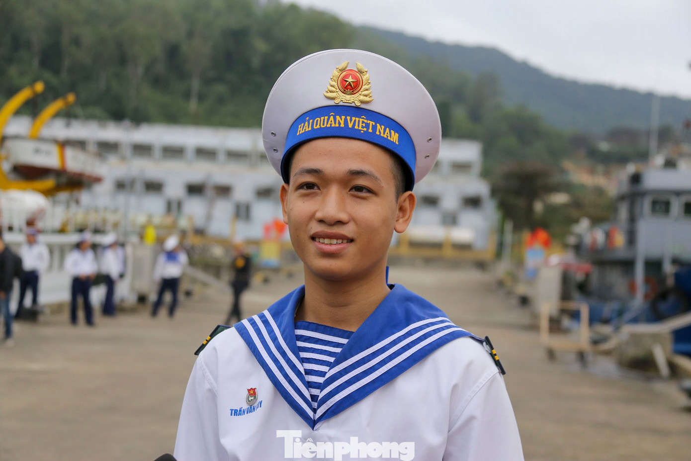 Chiến sĩ Nguyễn Tuấn Vũ - Lữ đoàn 172 thuộc Vùng 3 Hải quân, cho biết: "Tôi rất vui khi tự tay gói bánh chưng tặng các đồng chí cán bộ, chiến sĩ và quân dân ở hai huyện đảo Cồn Cỏ và Lý Sơn. Mong sao các chiến sĩ ở đảo xa sẽ có cái Tết ấm cúng, vui vẻ."