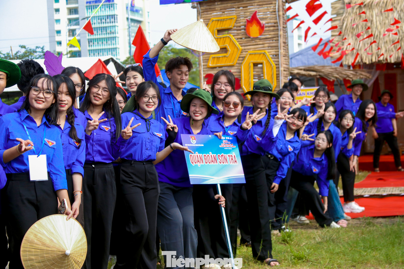 Đông đảo bạn trẻ từ các quận và các trường trên địa bàn thành phố Đà Nẵng thích thú, hào hứng tham gia hội trại. Đông đảo bạn trẻ từ các quận và các trường trên địa bàn thành phố Đà Nẵng thích thú, hào hứng tham gia hội trại.