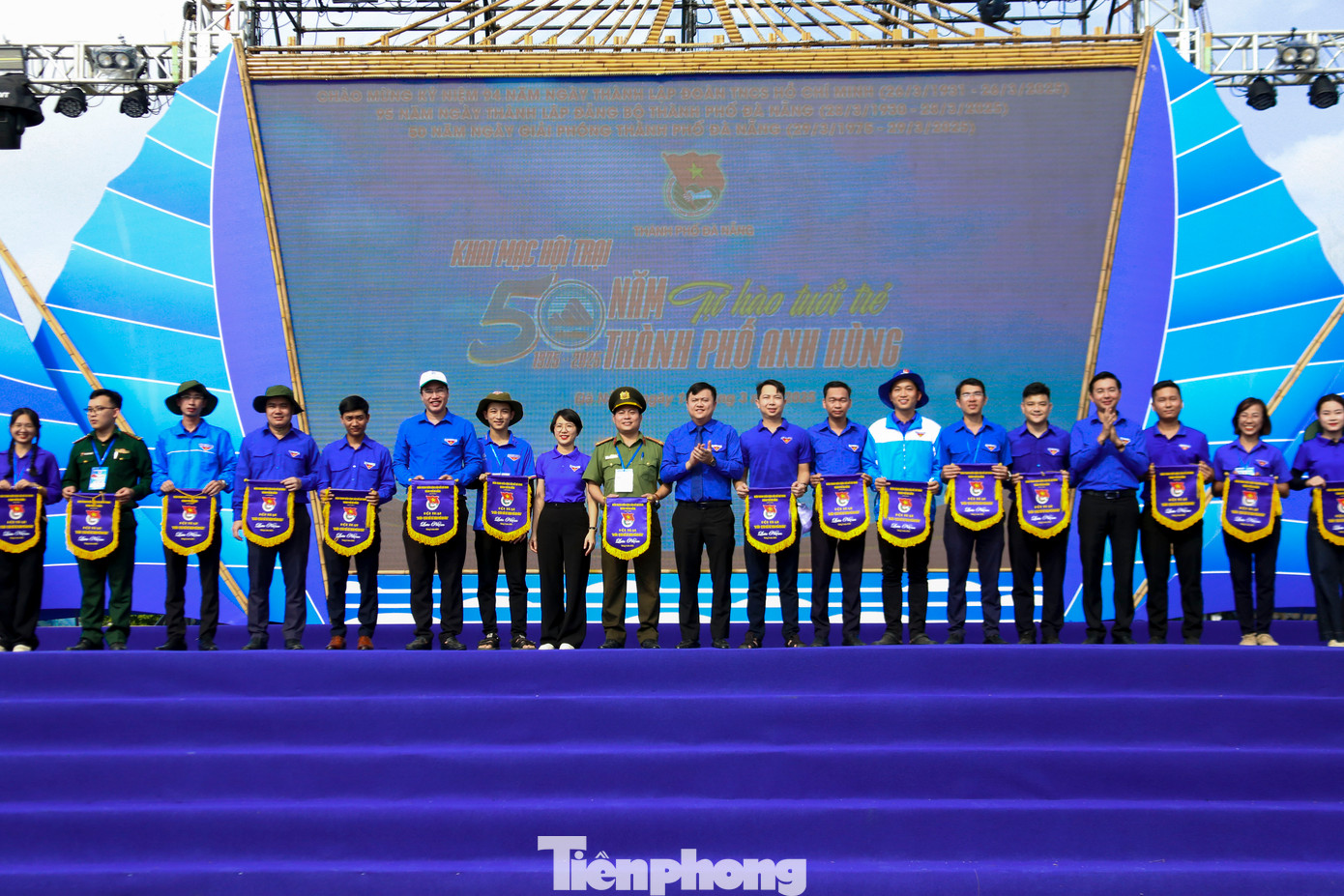 "Hy vọng hội trại lần này sẽ tạo sân chơi lành mạnh, bổ ích cho đoàn viên, thanh niên giao lưu, gặp gỡ thắt chặt tình đoàn kết giữa các đơn vị trực thuộc, là dịp để các đồng chí cán bộ Đoàn – Hội, những thủ lĩnh thanh niên toàn thành phố được trao đổi, rèn luyện về kỹ năng nghiệp vụ công tác Đoàn và phong trào thanh thiếu nhi", anh Hùng nói. "Hy vọng hội trại lần này sẽ tạo sân chơi lành mạnh, bổ ích cho đoàn viên, thanh niên giao lưu, gặp gỡ thắt chặt tình đoàn kết giữa các đơn vị trực thuộc, là dịp để các đồng chí cán bộ Đoàn – Hội, những thủ lĩnh thanh niên toàn thành phố được trao đổi, rèn luyện về kỹ năng nghiệp vụ công tác Đoàn và phong trào thanh thiếu nhi", anh Hùng nói.