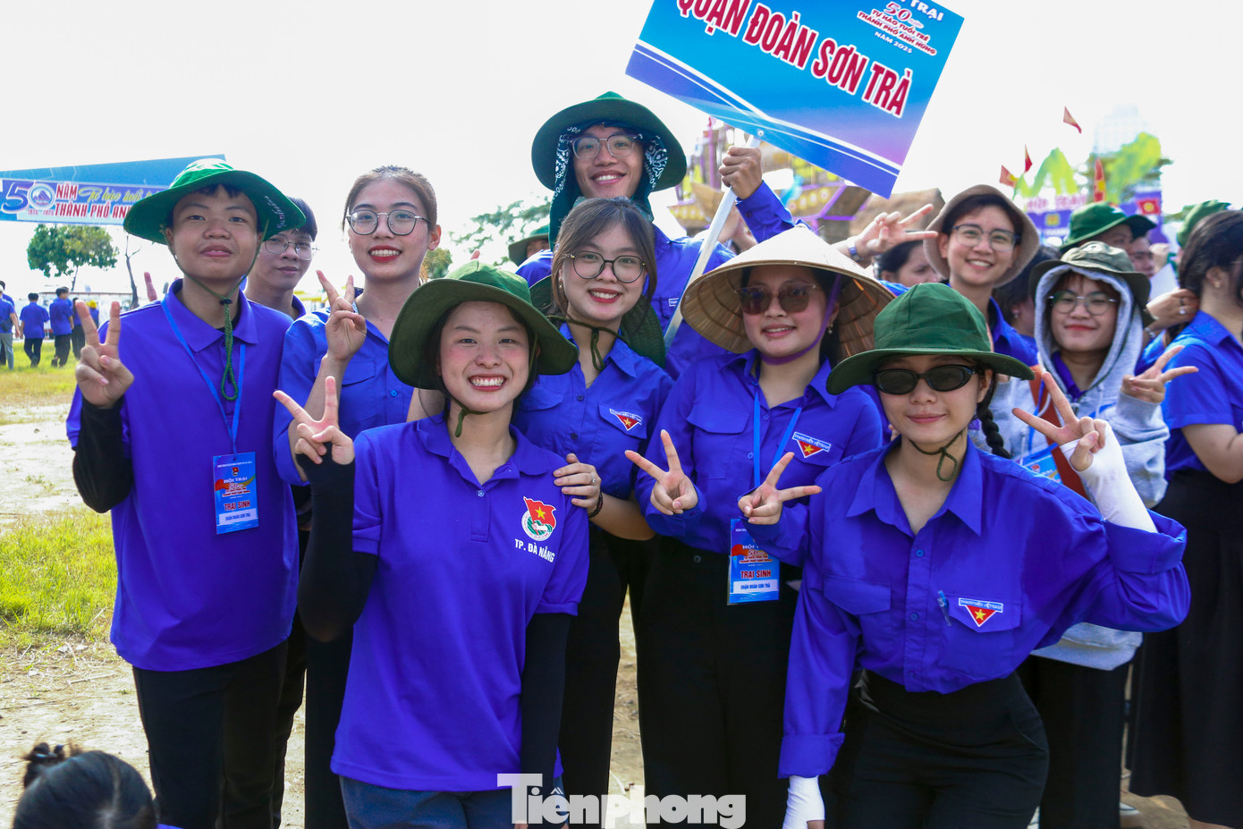 Ngô Như Ý (trú tại quận Sơn Trà) chia sẻ: "Năm nay, Thành Đoàn đã tổ chức một hội trại quy mô lớn, thu hút đông đảo đoàn viên thanh niên từ các quận và các trường trên địa bàn tham gia. Em cảm thấy rất vui và phấn khích khi được đến đây học hỏi các kỹ năng, giao lưu cùng các anh chị đoàn viên thanh niên. Điều này không chỉ giúp em mà còn giúp các bạn trẻ có thêm kinh nghiệm để cống hiến sức trẻ cho đất nước". Ngô Như Ý (trú tại quận Sơn Trà) chia sẻ: "Năm nay, Thành Đoàn đã tổ chức một hội trại quy mô lớn, thu hút đông đảo đoàn viên thanh niên từ các quận và các trường trên địa bàn tham gia. Em cảm thấy rất vui và phấn khích khi được đến đây học hỏi các kỹ năng, giao lưu cùng các anh chị đoàn viên thanh niên. Điều này không chỉ giúp em mà còn giúp các bạn trẻ có thêm kinh nghiệm để cống hiến sức trẻ cho đất nước".