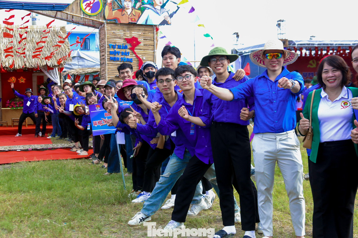 Đông đảo bạn trẻ từ các quận và các trường trên địa bàn thành phố Đà Nẵng thích thú, hào hứng tham gia hội trại. Đông đảo bạn trẻ từ các quận và các trường trên địa bàn thành phố Đà Nẵng thích thú, hào hứng tham gia hội trại.