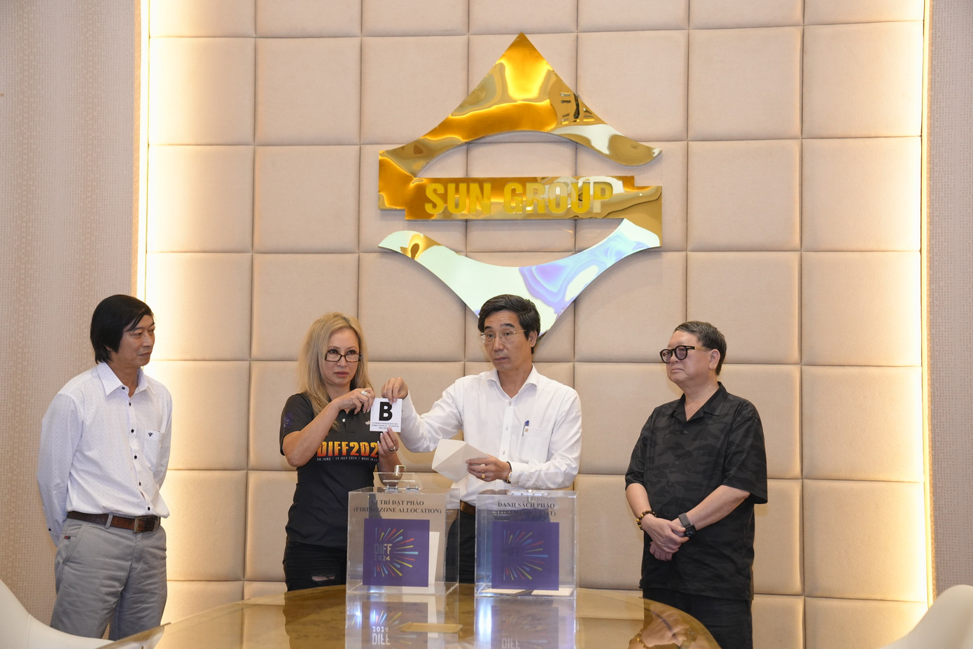 Phó Chủ tịch UBND TP. Đà Nẵng Trần Chí Cường (giữa) bốc thăm phân chia thứ tự trình diễn trong đêm chung kết. Phó Chủ tịch UBND TP. Đà Nẵng Trần Chí Cường (giữa) bốc thăm phân chia thứ tự trình diễn trong đêm chung kết.