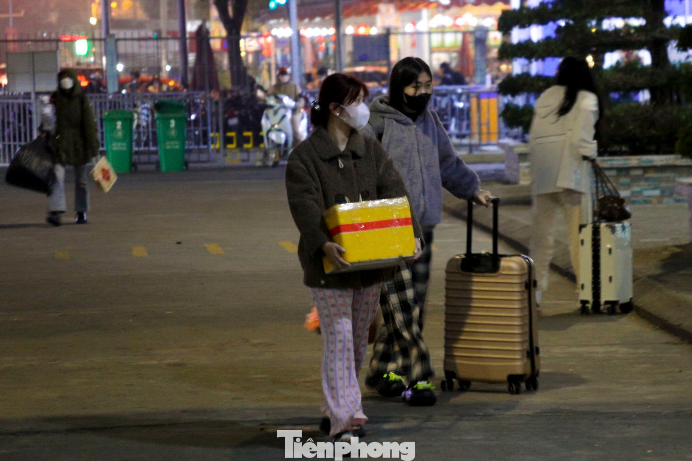 Dòng người vội vã tay xách nách mang.