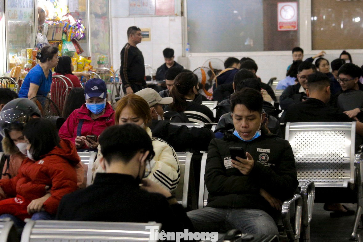 Nhiều người ngồi chờ để được lên xe.