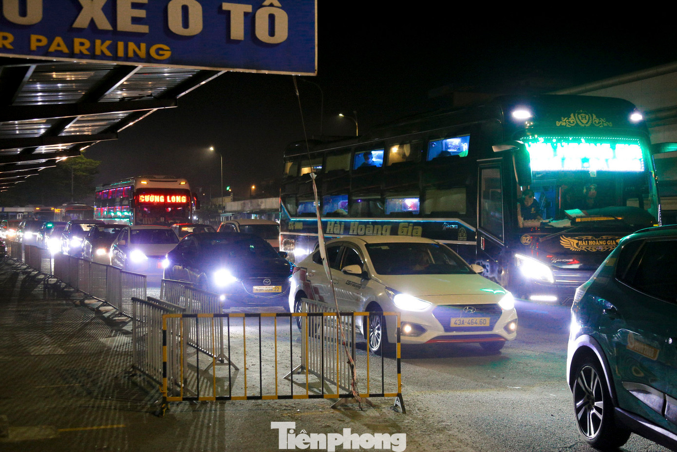 Lượng xe ra vào bến liên tục gây ùn tắc, nhân viên bến xe phải điều tiết, làm việc liên tục trong đêm.