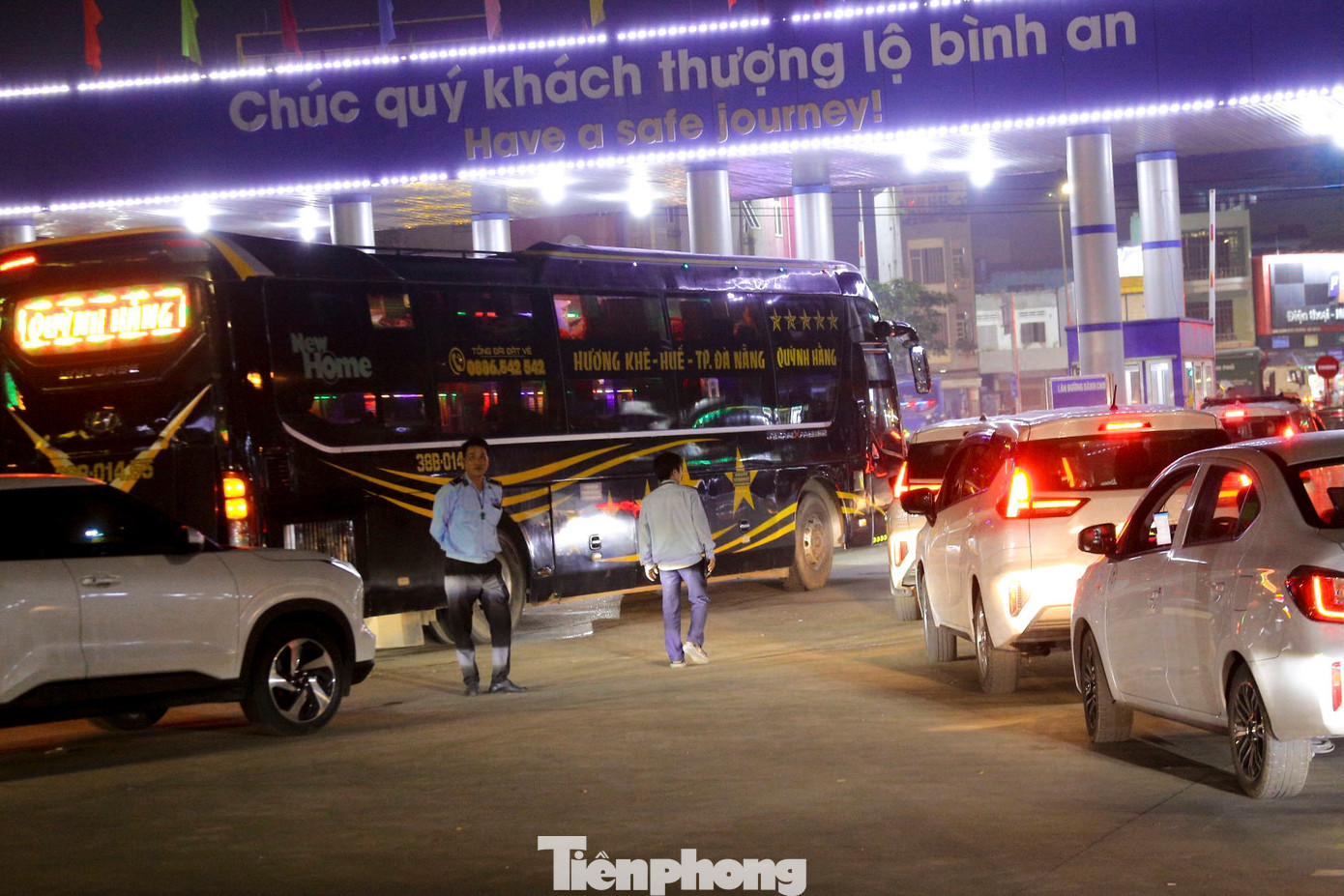 Lượng xe ra vào bến liên tục gây ùn tắc, nhân viên bến xe phải điều tiết, làm việc liên tục trong đêm.