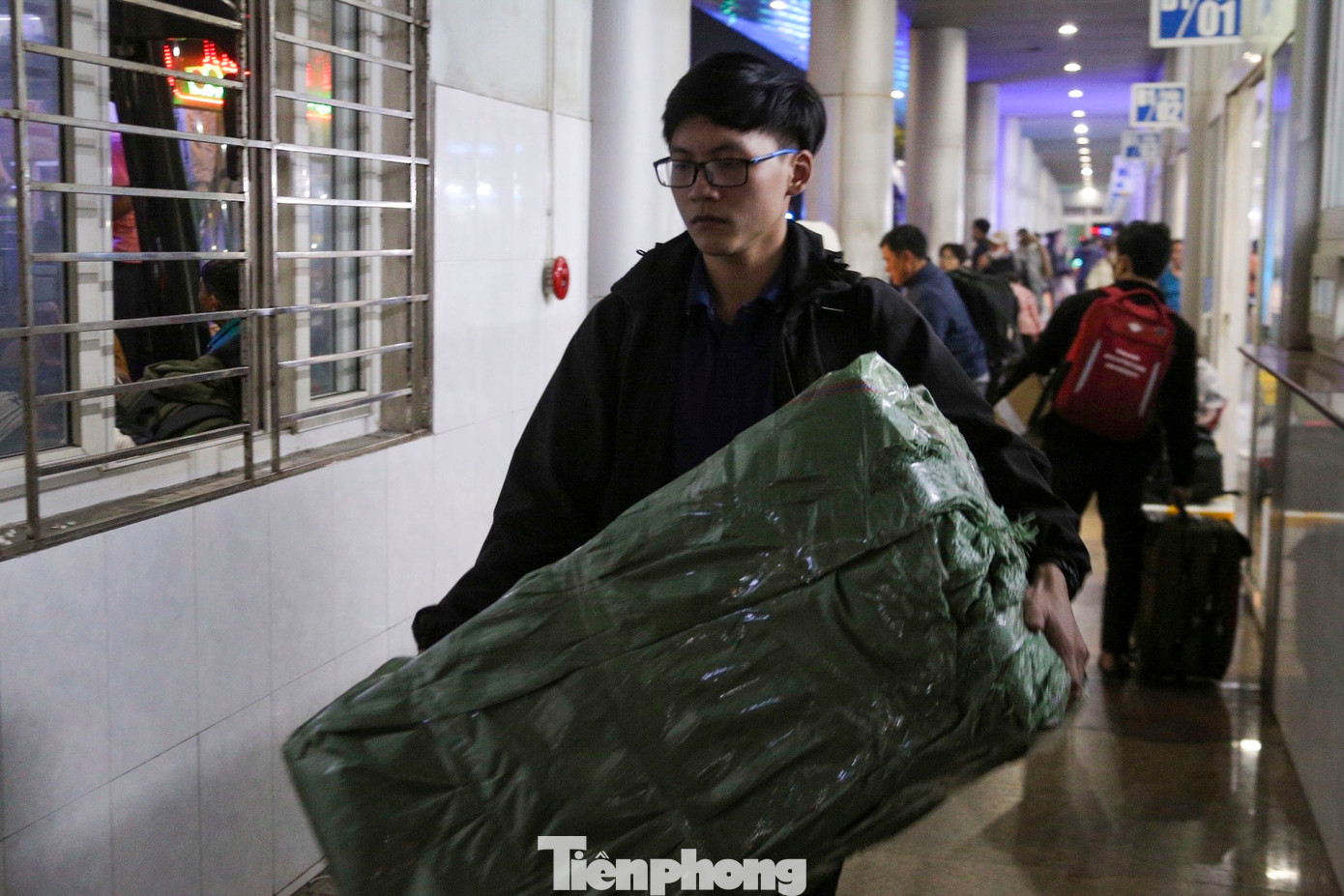 Dòng người vội vã tay xách nách mang.