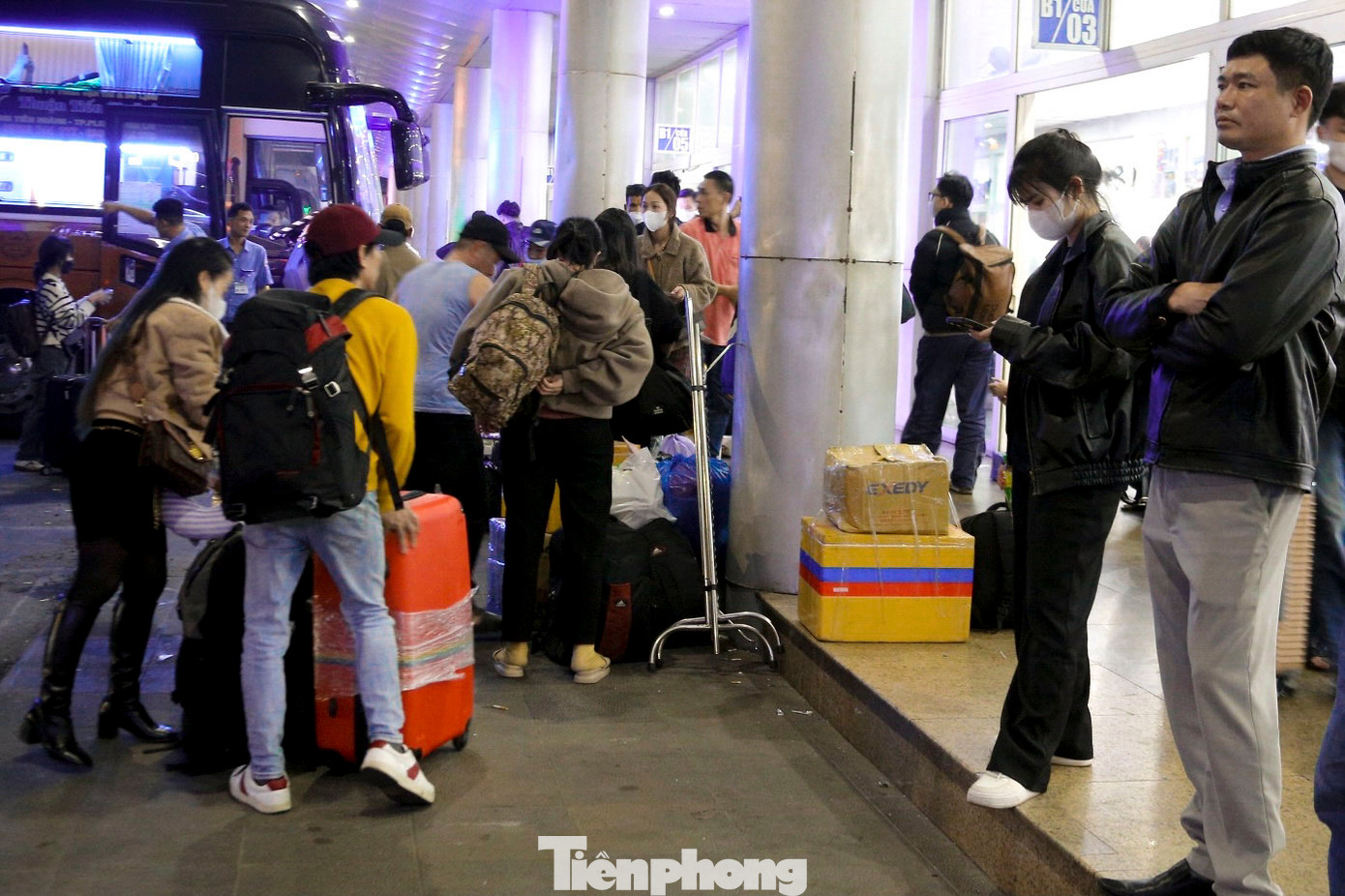 Ông Phạm Lợi, Giám đốc Công ty CP Vận tải và quản lý xe Đà Nẵng cho biết: Bến xe đã phối hợp với các đơn vị vận tải tăng cường xe để đưa người dân về quê ăn Tết. Trong mấy ngày qua, lượng khách đổ về bến xe tăng 10% so với năm ngoái, dự kiến trong những ngày tiếp theo lượng khách có thể tăng nhiều hơn.