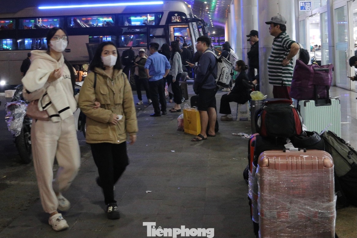 Hàng trăm người mang theo hành lý cồng kềnh để lên xe về quê, nhiều nhân viên nhà xe tất bật xếp hành lý của khách lên xe.