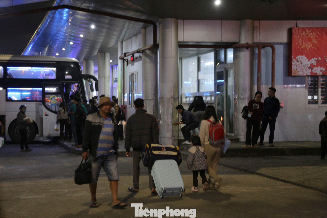 Dòng người vội vã tay xách nách mang.