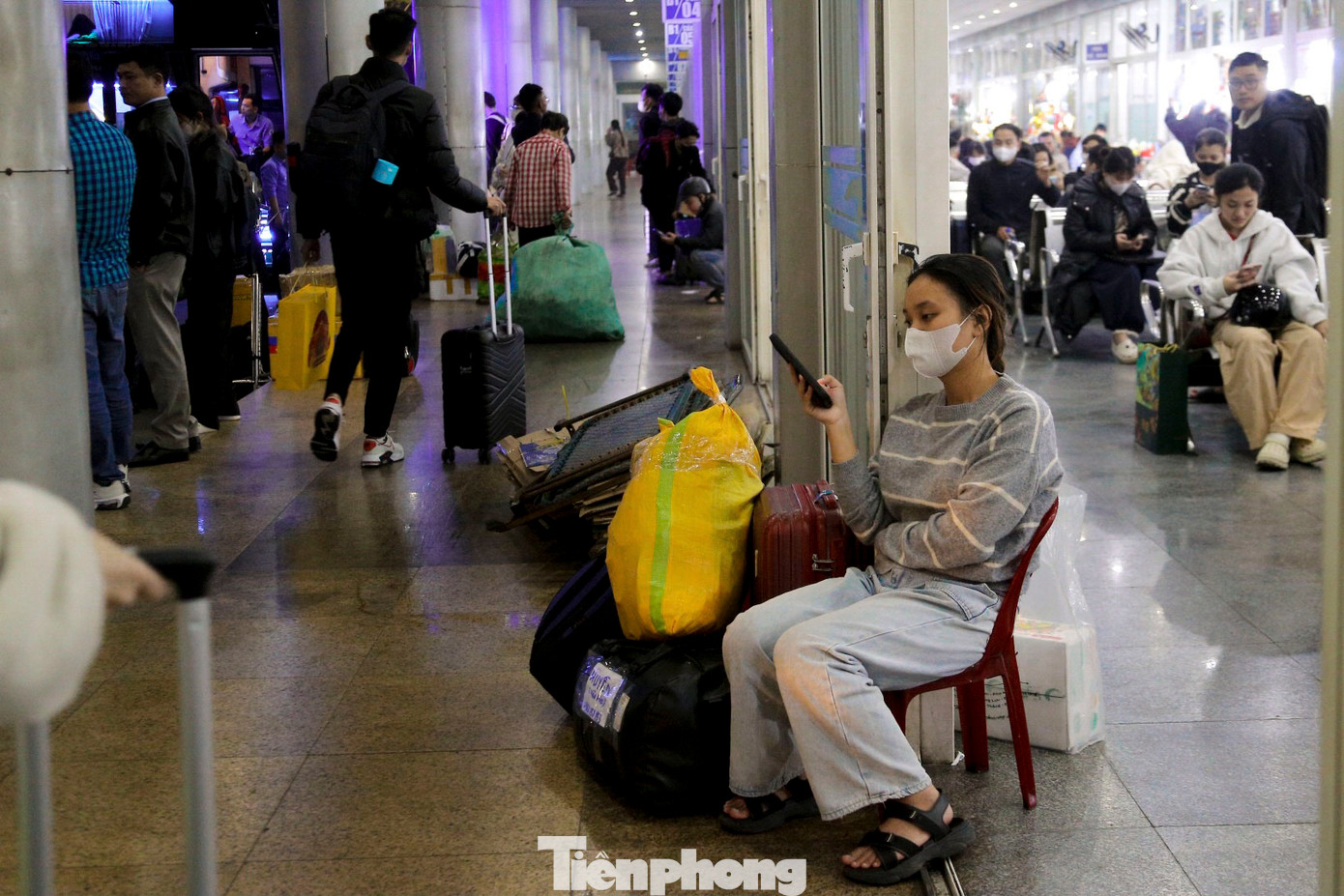 Nguyễn Nhật My (trú Gia Lai) chia sẻ, năm nào mình cũng đặt vé sớm để về quê ăn Tết. "Mình đã chờ xe gần 2 tiếng rồi, nhưng giờ vẫn chưa được lên xe. Thật sự rất mệt mỏi khi phải chờ chực như vậy, nhưng phải chấp nhận vì năm nào cứ gần Tết là bến xe lại đông nghịt."