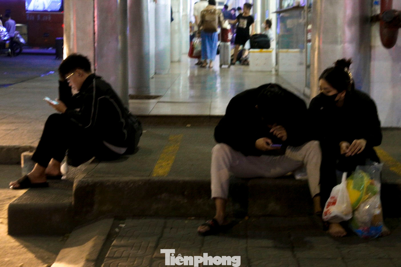 Nhiều người ngồi chờ để được lên xe.